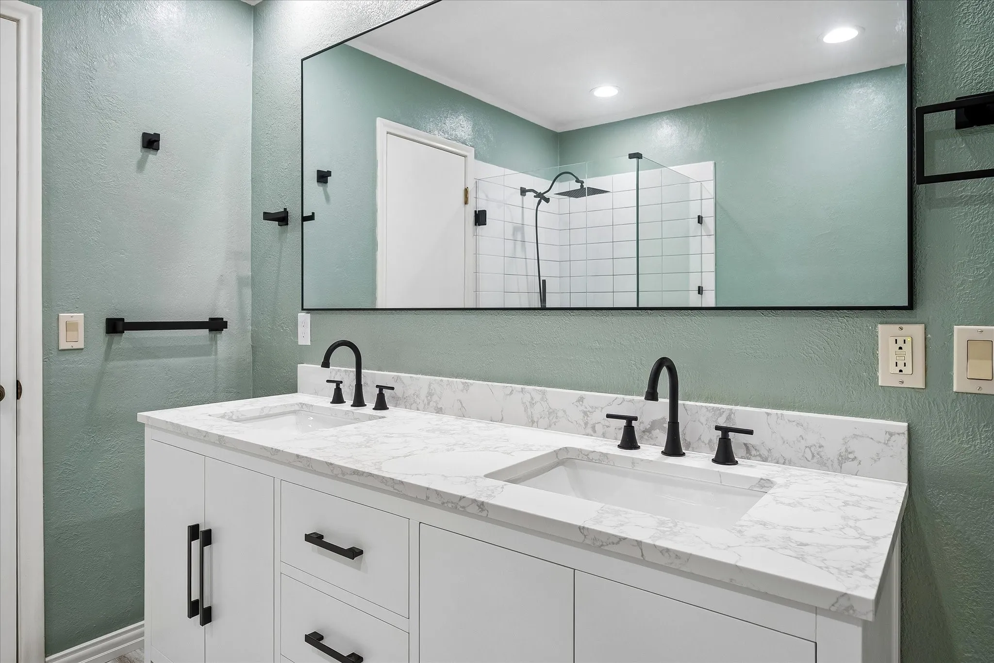 Single Family Residence For Sale in Dallas County , 6611 Fernshaw Drive, Dallas, Texas 75248, 4 Bedroom, 2 Bathroom, 2 Garage spaces, 2,268 Sqft, built in 1977, mls#21291592, Real Estate Agent in Dallas, Homes For Sale in Dallas county, Homes For Sale in Dallas, Realtor in Dallas Texas, Real Estate Brokerage Independent Realty Texas, Luminita Cordes Realtor