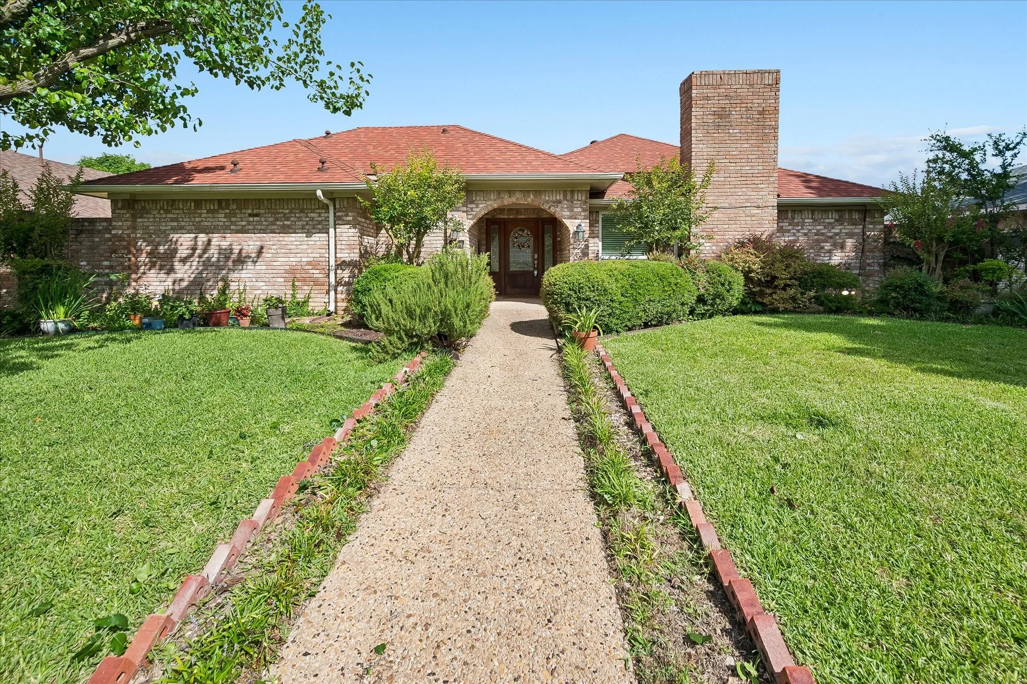 Single Family Residence For Sale in Dallas County , 6611 Fernshaw Drive, Dallas, Texas 75248, 4 Bedroom, 2 Bathroom, 2 Garage spaces, 2,268 Sqft, built in 1977, mls#21291592, Real Estate Agent in Dallas, Homes For Sale in Dallas county, Homes For Sale in Dallas, Realtor in Dallas Texas, Real Estate Brokerage Independent Realty Texas, Luminita Cordes Realtor