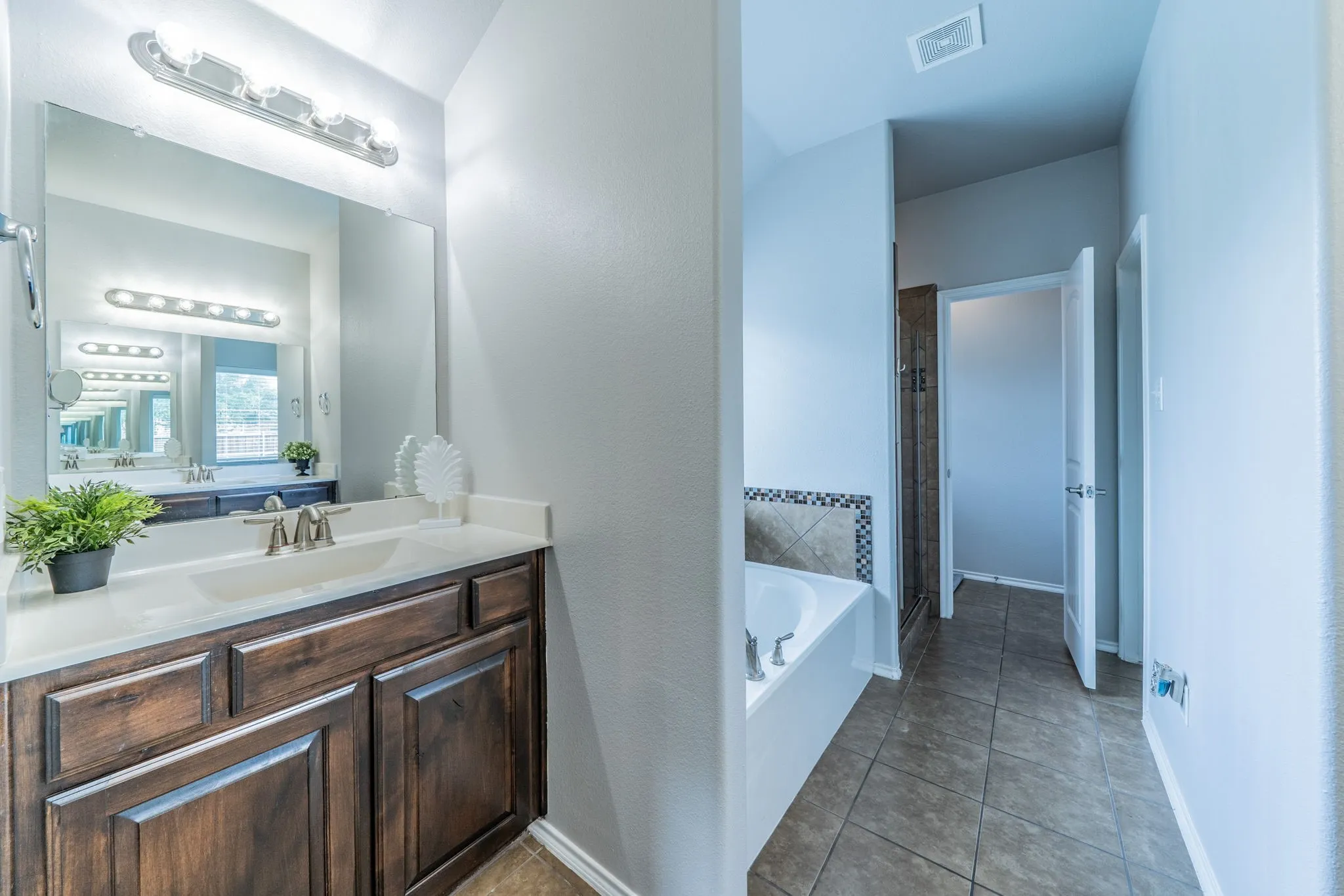 Single Family Residence For Sale in Rockwall County , 1050 Hidden Lakes Way, Rockwall, Texas 75087, 4 Bedroom, 3 Bathroom, 2 Garage spaces, 2,825 Sqft, built in 2012, mls#21299126, Real Estate Agent in Rockwall, Homes For Sale in Rockwall county, Homes For Sale in Rockwall, Realtor in Rockwall Texas, Real Estate Brokerage Independent Realty Texas, Luminita Cordes Realtor