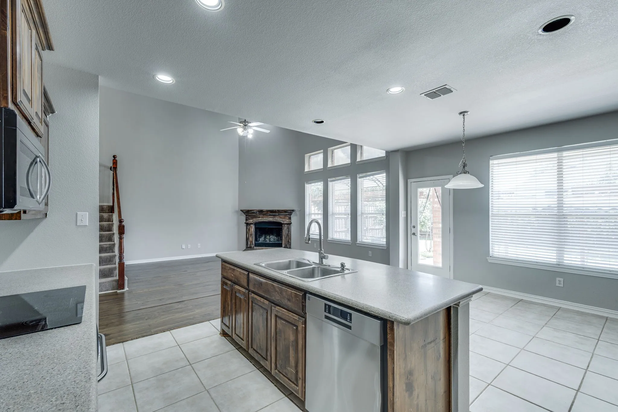 Single Family Residence For Sale in Tarrant County , 3003 Oak Briar Lane, Grand Prairie, Texas 75052, 5 Bedroom, 4 Bathroom, 2 Garage spaces, 3,180 Sqft, built in 2007, mls#21298113, Real Estate Agent in Grand Prairie, Homes For Sale in Tarrant county, Homes For Sale in Grand Prairie, Realtor in Grand Prairie Texas, Real Estate Brokerage Independent Realty Texas, Luminita Cordes Realtor