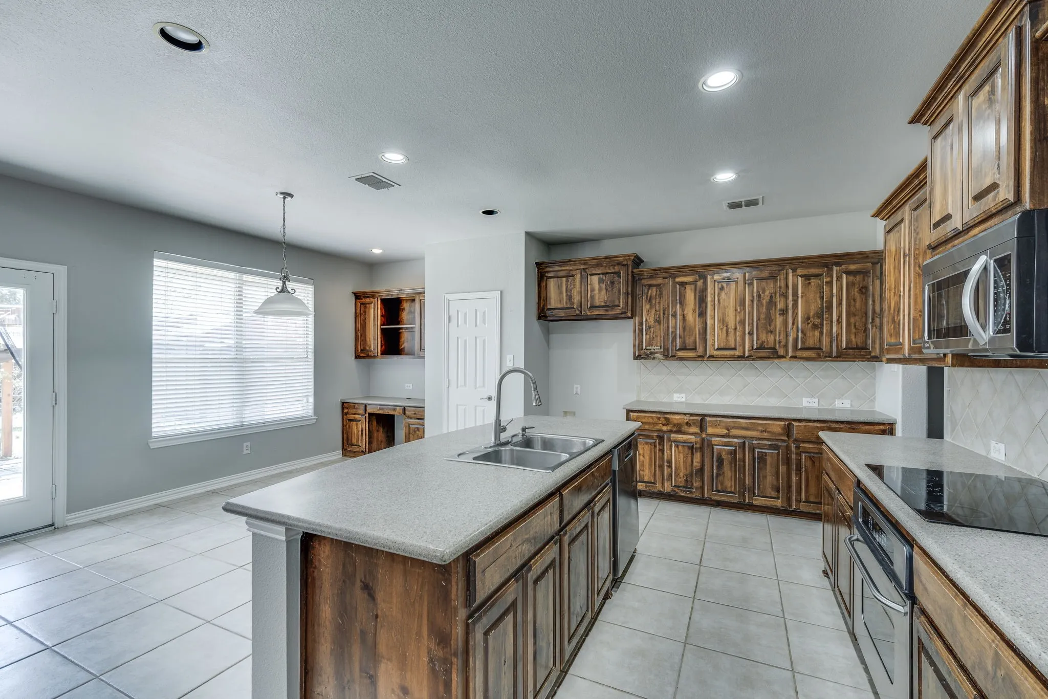 Single Family Residence For Sale in Tarrant County , 3003 Oak Briar Lane, Grand Prairie, Texas 75052, 5 Bedroom, 4 Bathroom, 2 Garage spaces, 3,180 Sqft, built in 2007, mls#21298113, Real Estate Agent in Grand Prairie, Homes For Sale in Tarrant county, Homes For Sale in Grand Prairie, Realtor in Grand Prairie Texas, Real Estate Brokerage Independent Realty Texas, Luminita Cordes Realtor
