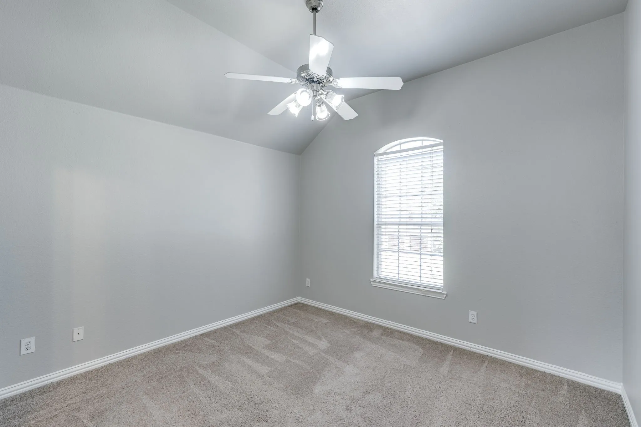 Single Family Residence For Sale in Tarrant County , 3003 Oak Briar Lane, Grand Prairie, Texas 75052, 5 Bedroom, 4 Bathroom, 2 Garage spaces, 3,180 Sqft, built in 2007, mls#21298113, Real Estate Agent in Grand Prairie, Homes For Sale in Tarrant county, Homes For Sale in Grand Prairie, Realtor in Grand Prairie Texas, Real Estate Brokerage Independent Realty Texas, Luminita Cordes Realtor