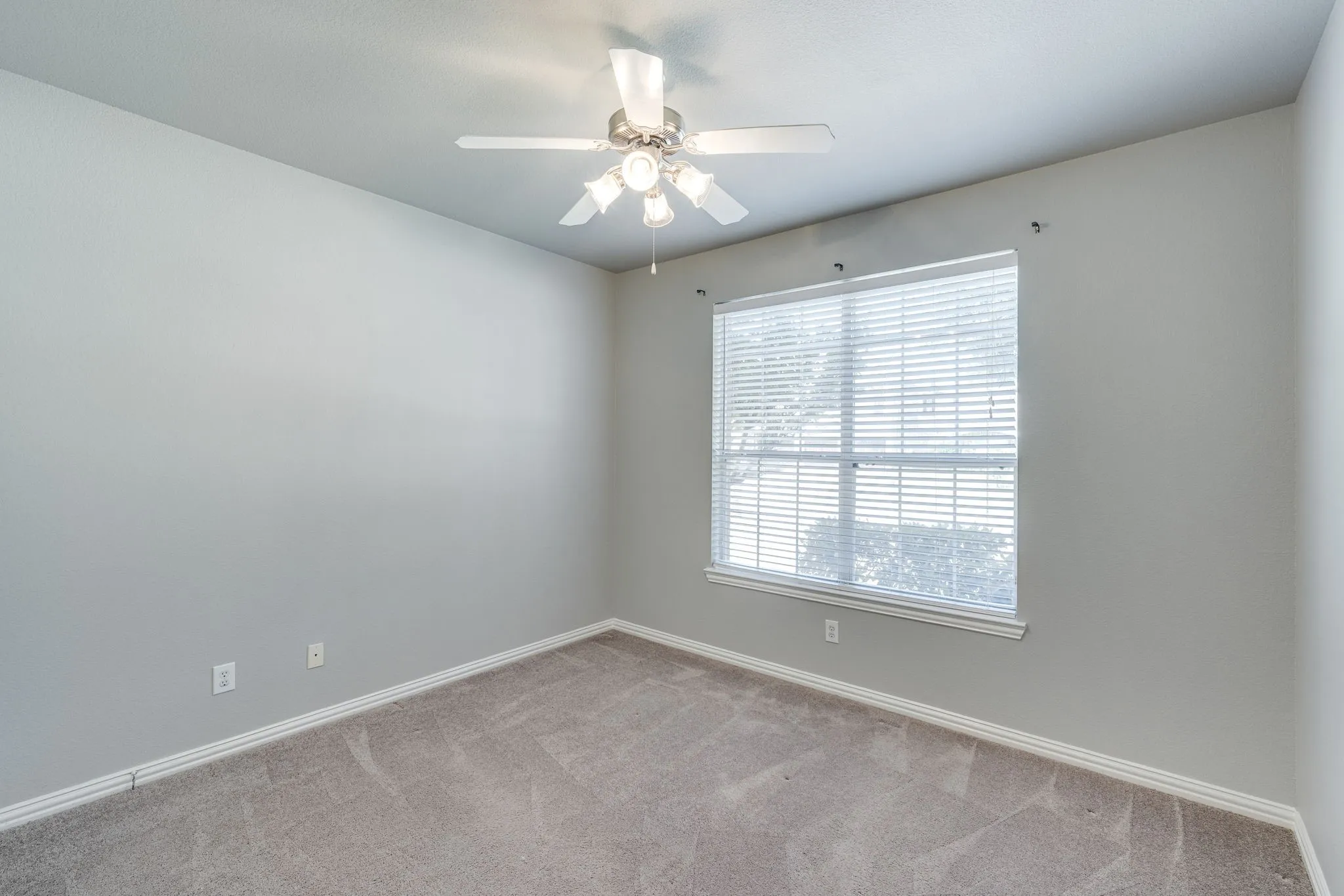 Single Family Residence For Sale in Tarrant County , 3003 Oak Briar Lane, Grand Prairie, Texas 75052, 5 Bedroom, 4 Bathroom, 2 Garage spaces, 3,180 Sqft, built in 2007, mls#21298113, Real Estate Agent in Grand Prairie, Homes For Sale in Tarrant county, Homes For Sale in Grand Prairie, Realtor in Grand Prairie Texas, Real Estate Brokerage Independent Realty Texas, Luminita Cordes Realtor