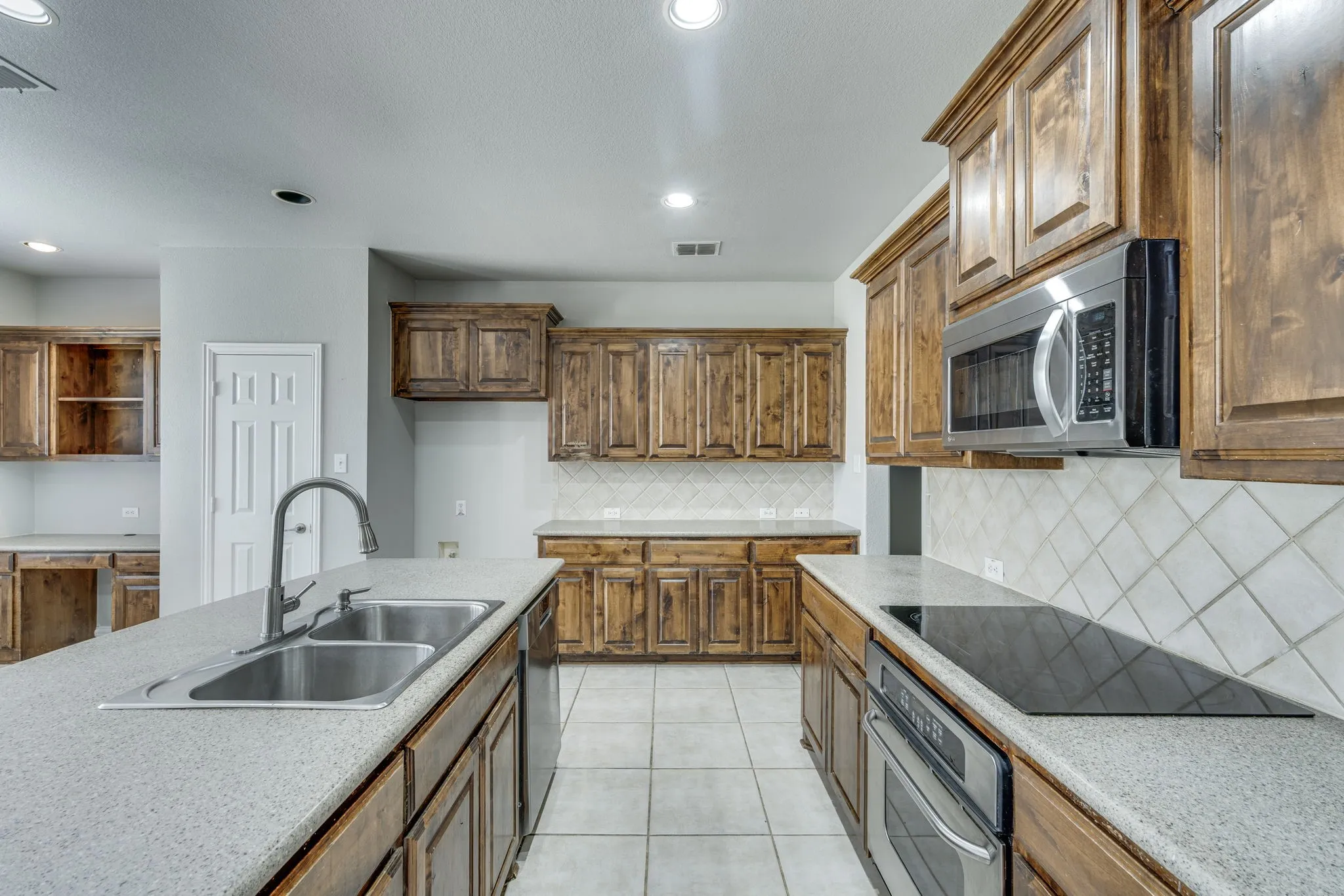 Single Family Residence For Sale in Tarrant County , 3003 Oak Briar Lane, Grand Prairie, Texas 75052, 5 Bedroom, 4 Bathroom, 2 Garage spaces, 3,180 Sqft, built in 2007, mls#21298113, Real Estate Agent in Grand Prairie, Homes For Sale in Tarrant county, Homes For Sale in Grand Prairie, Realtor in Grand Prairie Texas, Real Estate Brokerage Independent Realty Texas, Luminita Cordes Realtor