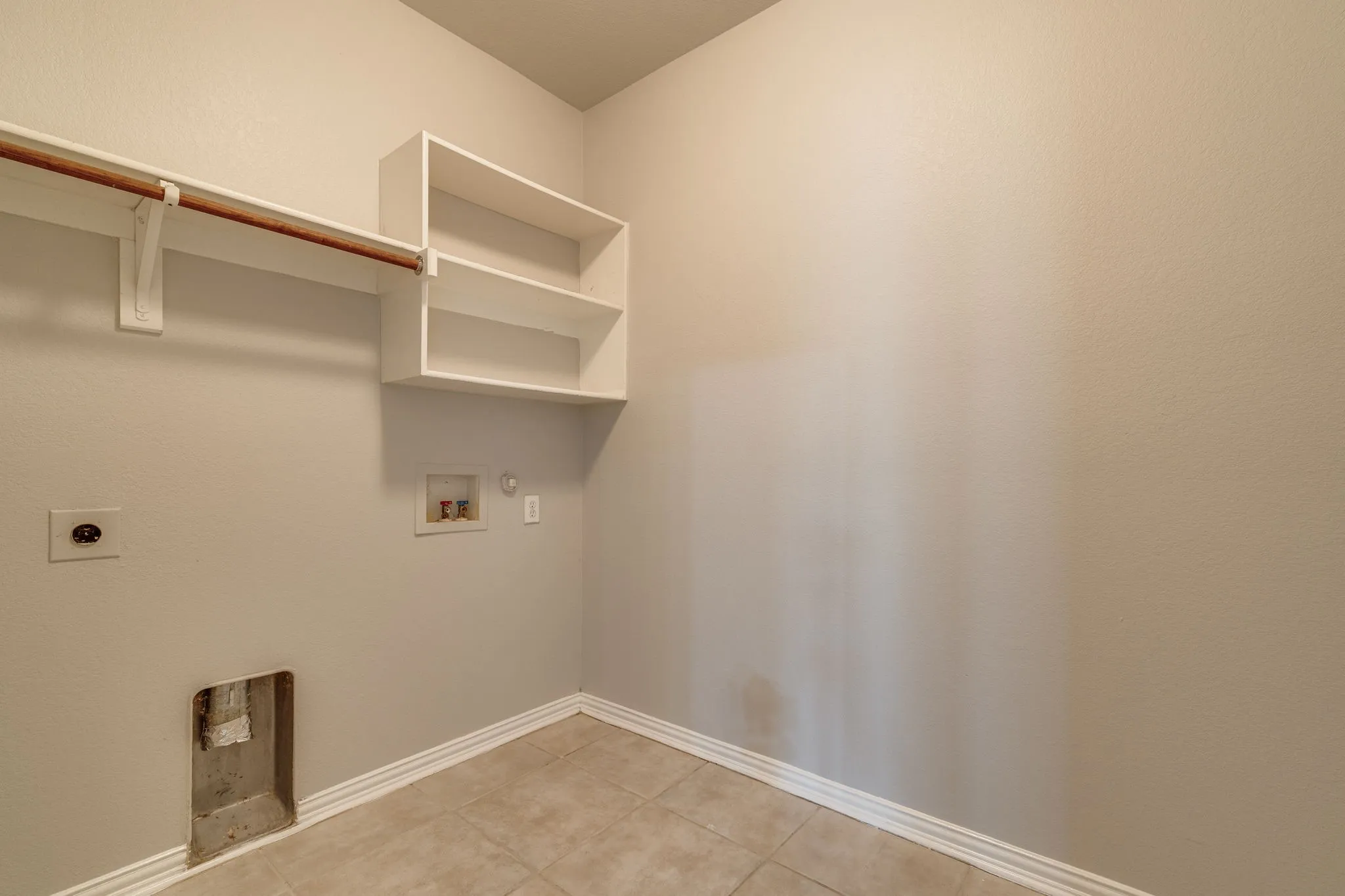 Single Family Residence For Sale in Tarrant County , 3003 Oak Briar Lane, Grand Prairie, Texas 75052, 5 Bedroom, 4 Bathroom, 2 Garage spaces, 3,180 Sqft, built in 2007, mls#21298113, Real Estate Agent in Grand Prairie, Homes For Sale in Tarrant county, Homes For Sale in Grand Prairie, Realtor in Grand Prairie Texas, Real Estate Brokerage Independent Realty Texas, Luminita Cordes Realtor