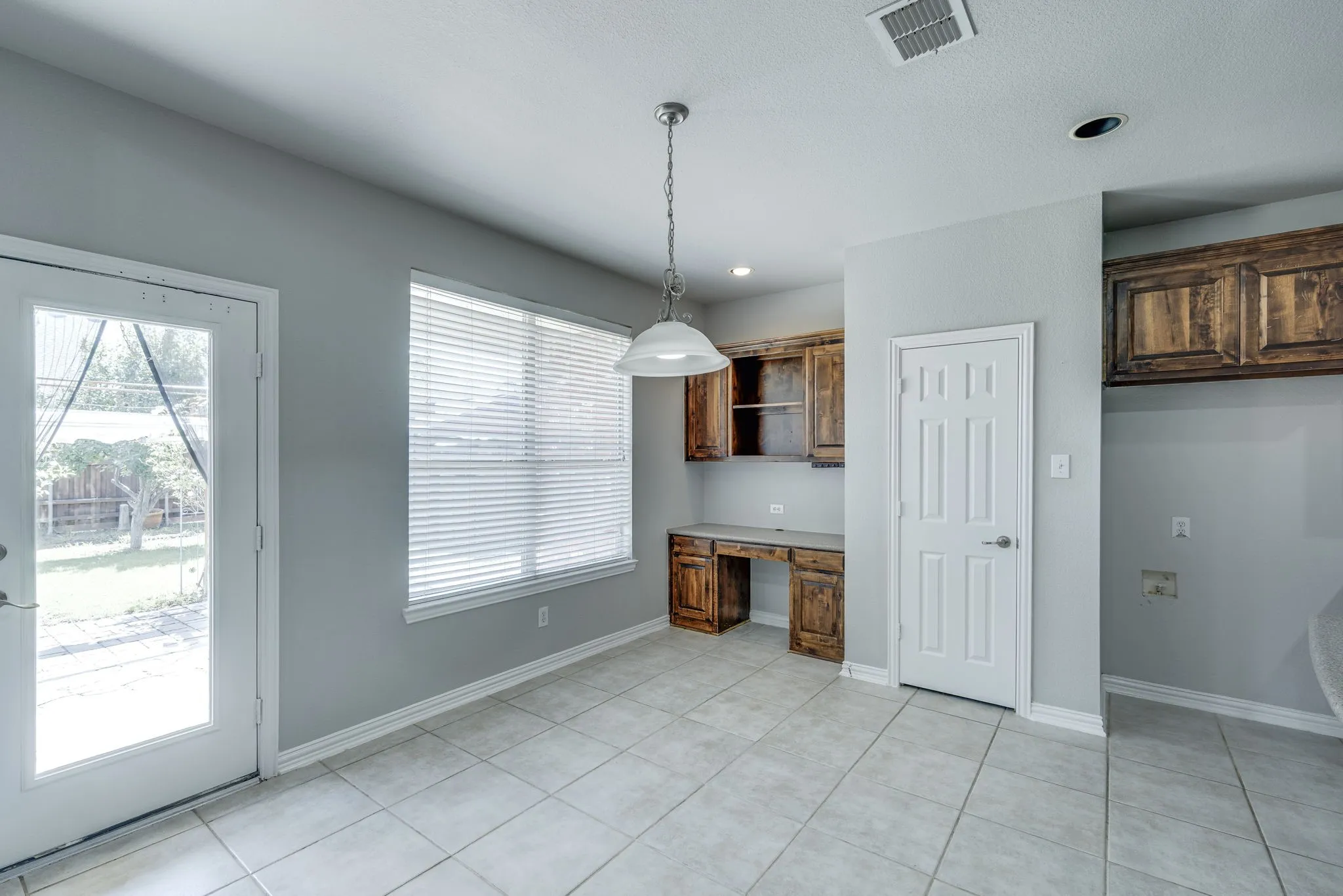 Single Family Residence For Sale in Tarrant County , 3003 Oak Briar Lane, Grand Prairie, Texas 75052, 5 Bedroom, 4 Bathroom, 2 Garage spaces, 3,180 Sqft, built in 2007, mls#21298113, Real Estate Agent in Grand Prairie, Homes For Sale in Tarrant county, Homes For Sale in Grand Prairie, Realtor in Grand Prairie Texas, Real Estate Brokerage Independent Realty Texas, Luminita Cordes Realtor