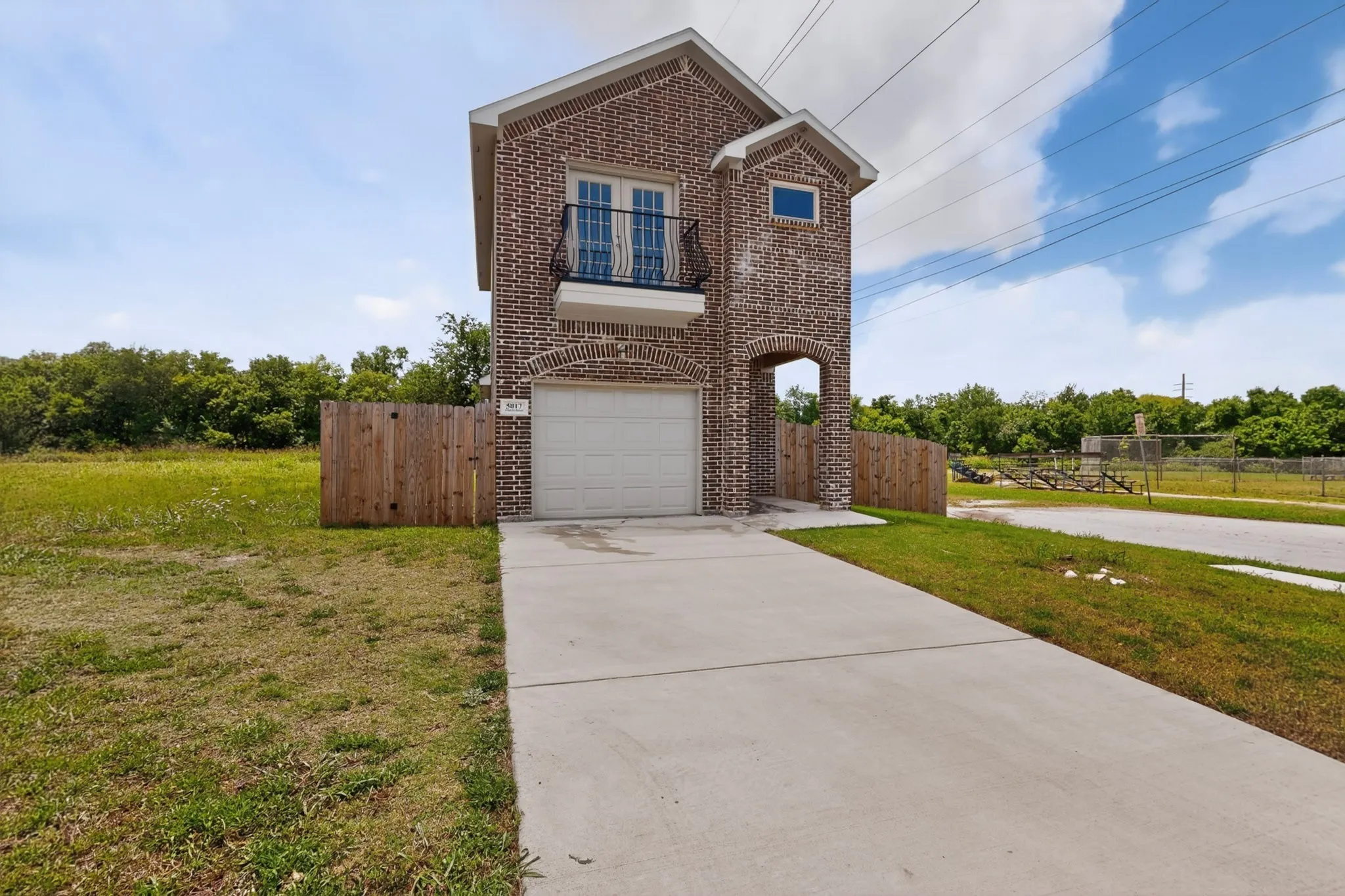 Single Family Residence For Sale in Hunt County , 5017 Pickett Street, Greenville, Texas 75401, 3 Bedroom, 3 Bathroom, 1 Garage spaces, 1,481 Sqft, built in 2023, mls#21299131, Real Estate Agent in Greenville, Homes For Sale in Hunt county, Homes For Sale in Greenville, Realtor in Greenville Texas, Real Estate Brokerage Independent Realty Texas, Luminita Cordes Realtor