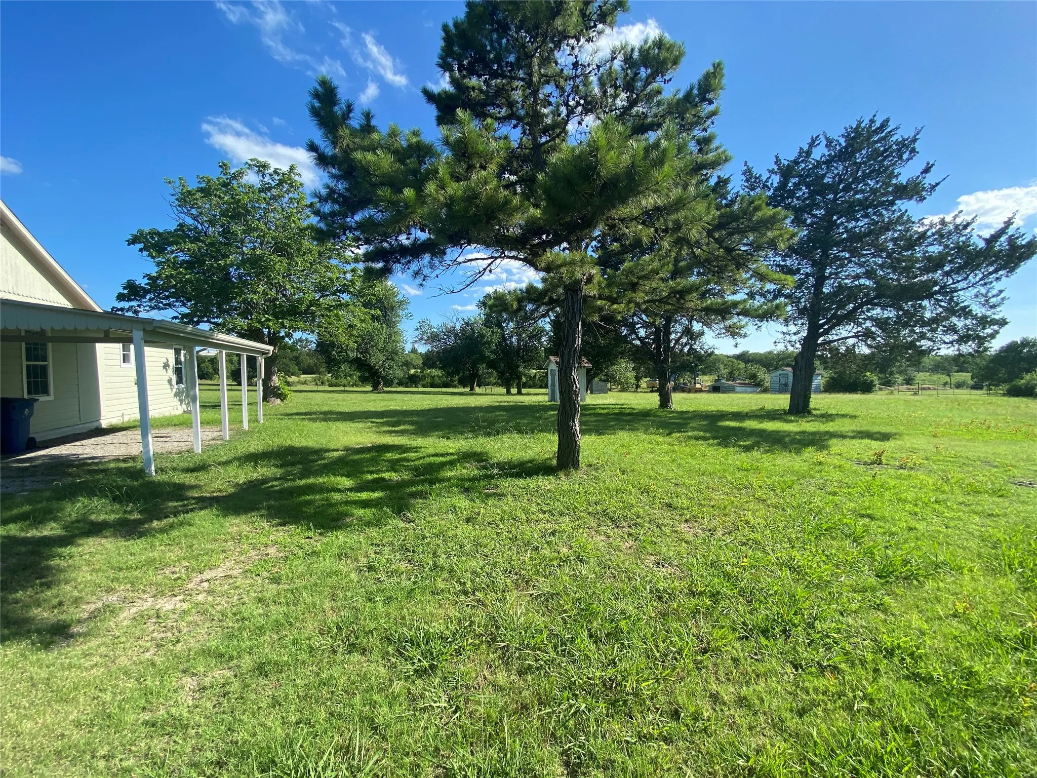 Spacious side yard