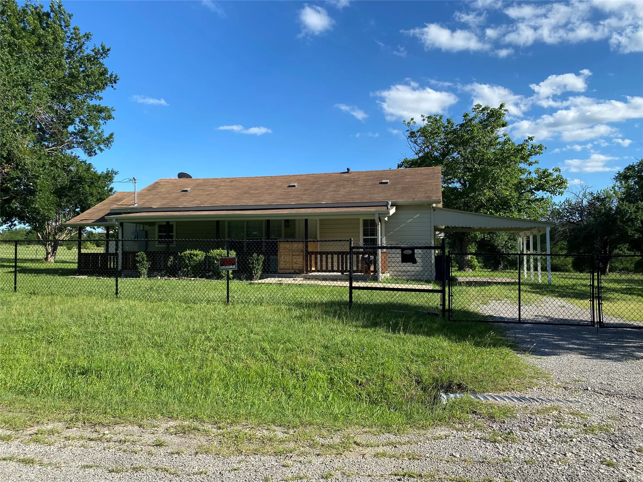 Single Family Residence For Rent in Grayson County , 1728 Randell Drive, Denison, Texas 75020, 2 Bedroom, 2 Bathroom, Garage spaces, 1,436 Sqft, built in 1933, mls#21299144, Real Estate Agent in Denison, Homes For Rent in Grayson county, Homes For Rent in Denison, Realtor in Denison Texas, Real Estate Brokerage Independent Realty Texas, Luminita Cordes Realtor