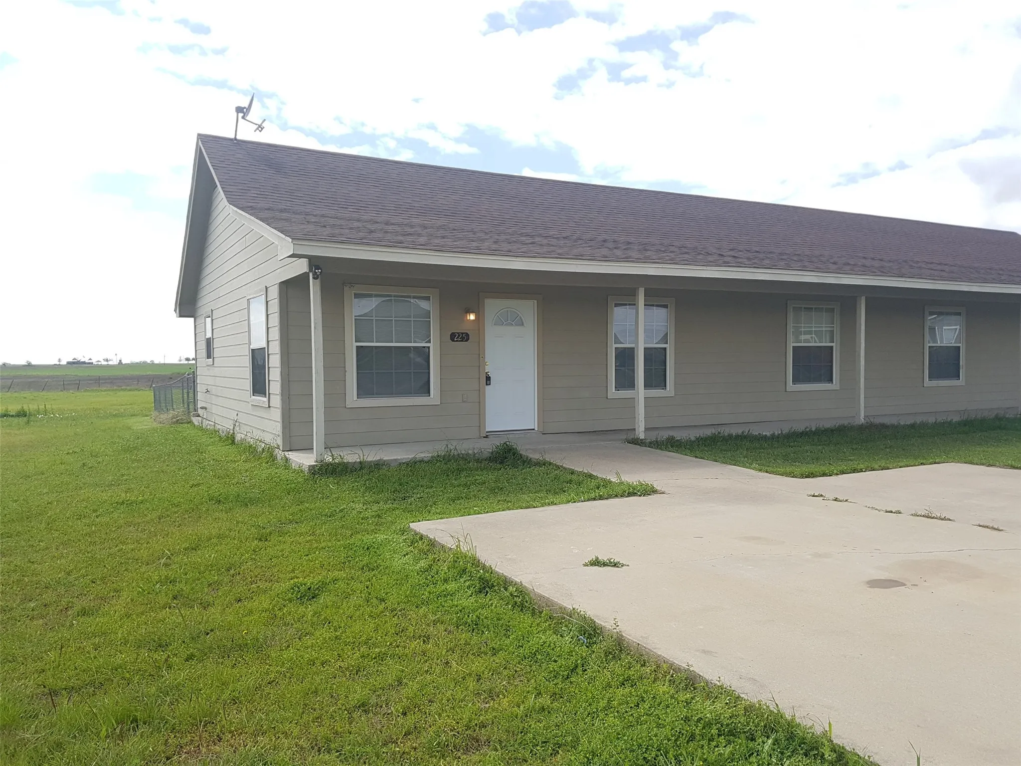 Duplex For Sale in Parker County , 225 Blue Bell Court, Weatherford, Texas 76088, 6 Bedroom, 4 Bathroom, Garage spaces, 0 Sqft, built in 1975, mls#21299150, Real Estate Agent in Weatherford, Homes For Sale in Parker county, Homes For Sale in Weatherford, Realtor in Weatherford Texas, Real Estate Brokerage Independent Realty Texas, Luminita Cordes Realtor