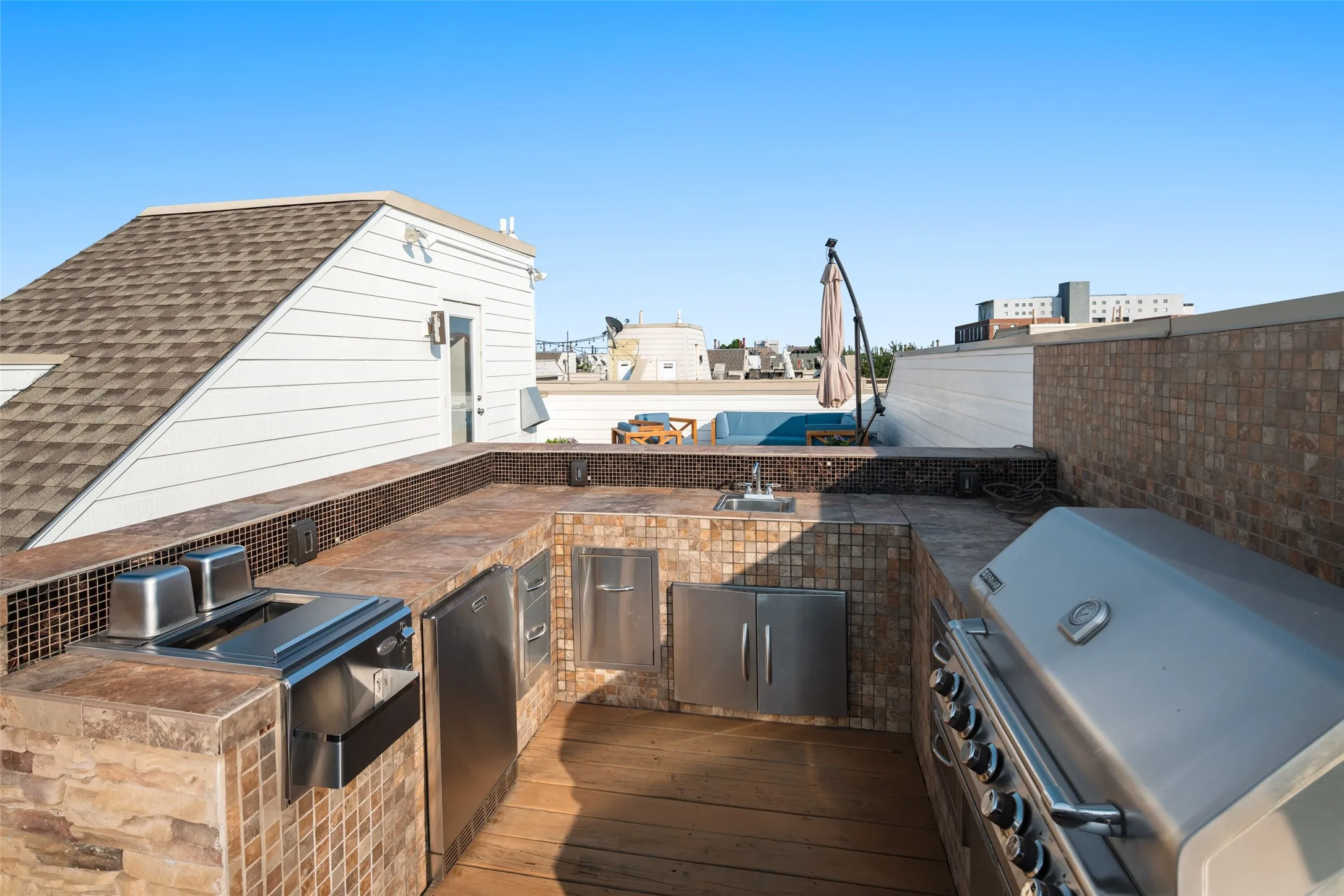 outdoor kitchen