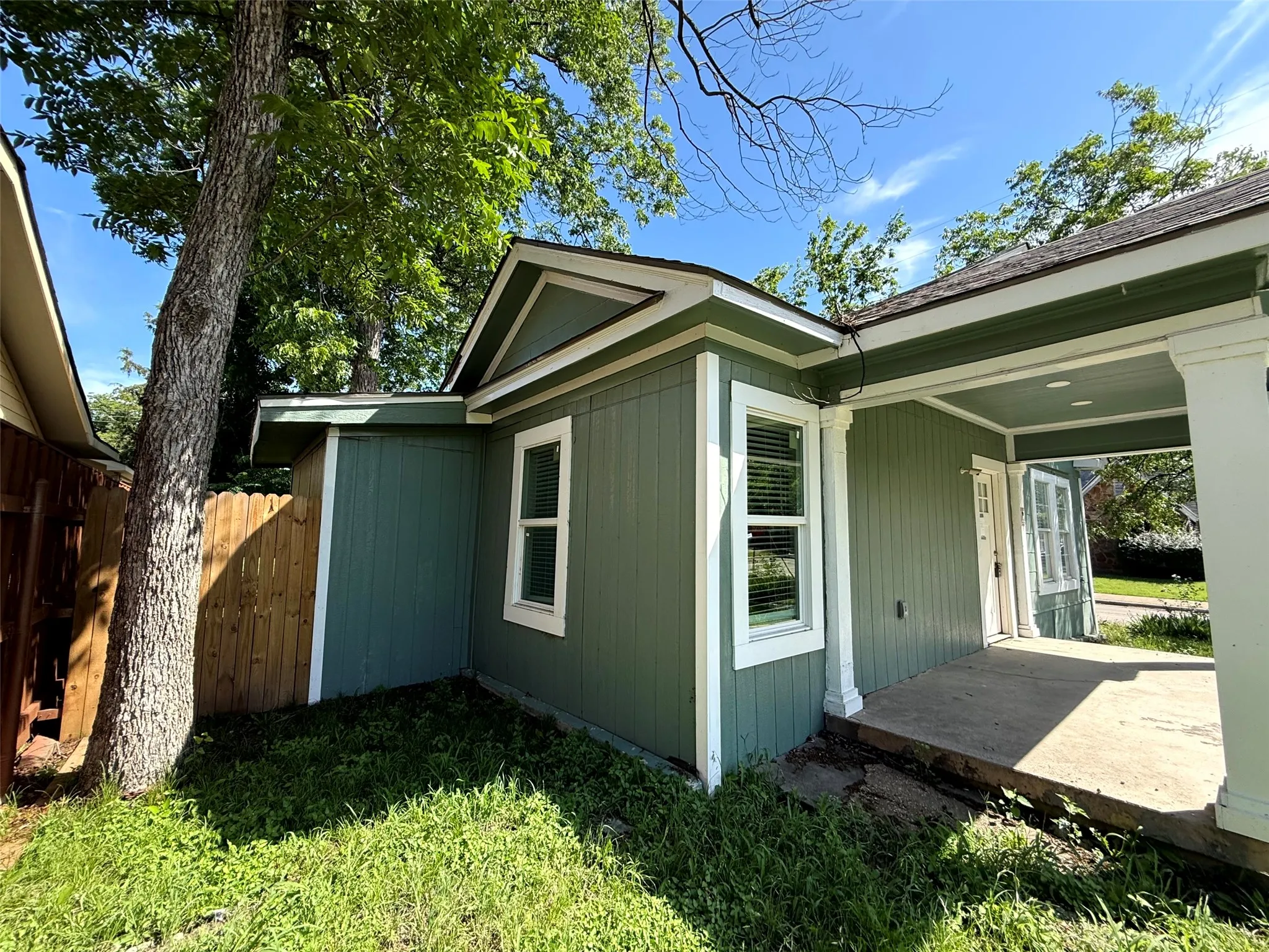 Single Family Residence For Sale in Dallas County , 2502 W Lovers Lane, Dallas, Texas 75235, 4 Bedroom, 2 Bathroom, Garage spaces, 1,706 Sqft, built in 1923, mls#21298942, Real Estate Agent in Dallas, Homes For Sale in Dallas county, Homes For Sale in Dallas, Realtor in Dallas Texas, Real Estate Brokerage Independent Realty Texas, Luminita Cordes Realtor
