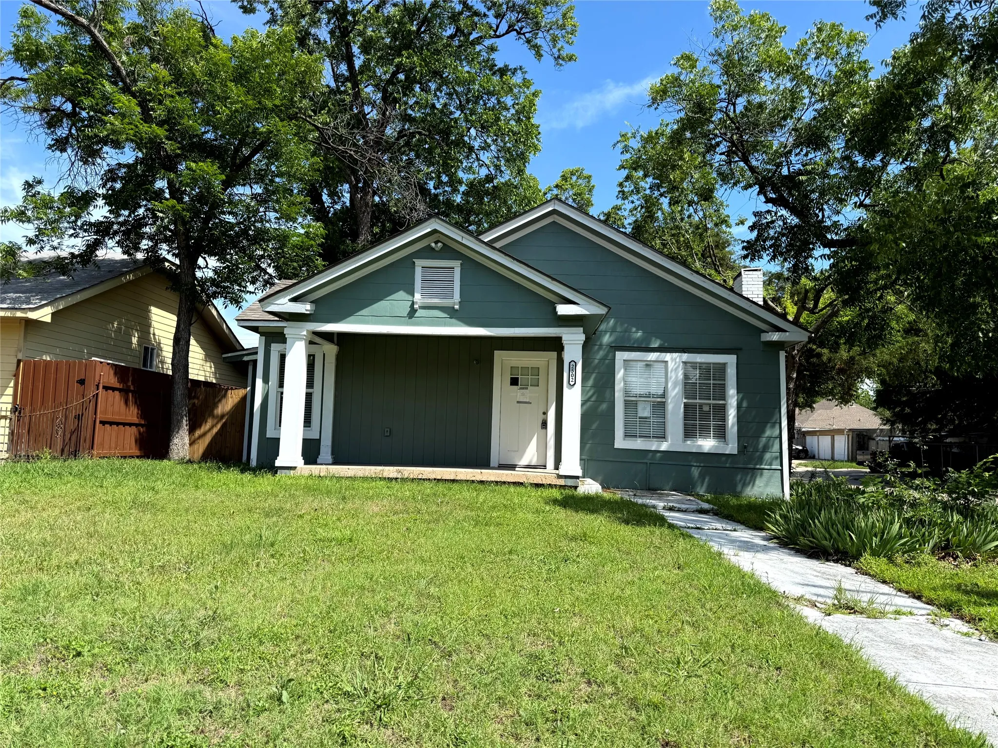Single Family Residence For Sale in Dallas County , 2502 W Lovers Lane, Dallas, Texas 75235, 4 Bedroom, 2 Bathroom, Garage spaces, 1,706 Sqft, built in 1923, mls#21298942, Real Estate Agent in Dallas, Homes For Sale in Dallas county, Homes For Sale in Dallas, Realtor in Dallas Texas, Real Estate Brokerage Independent Realty Texas, Luminita Cordes Realtor