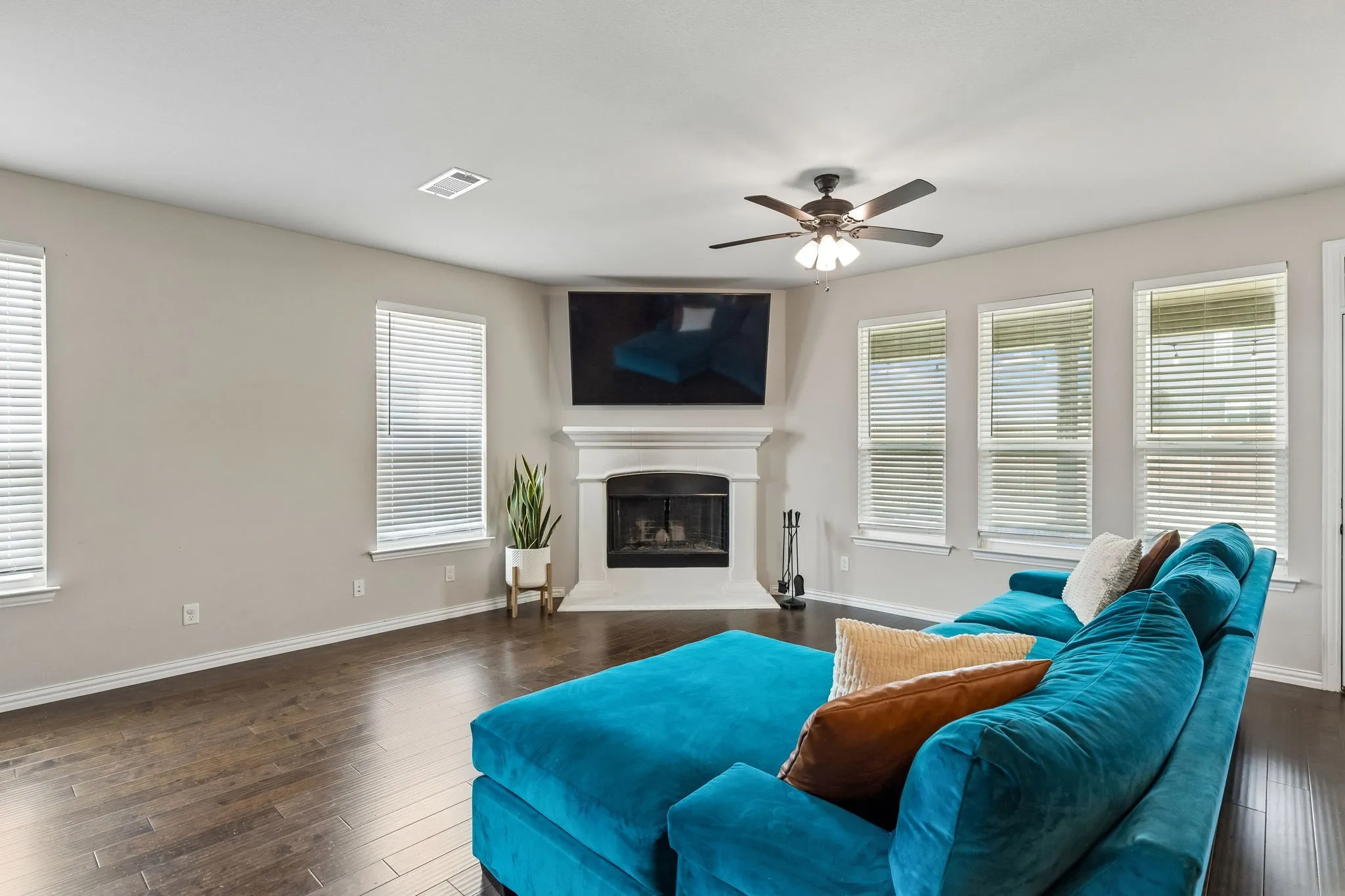 Single Family Residence For Sale in Tarrant County , 2001 Gill Star Drive, Haslet, Texas 76052, 4 Bedroom, 4 Bathroom, 2 Garage spaces, 2,799 Sqft, built in 2021, mls#21299172, Real Estate Agent in Haslet, Homes For Sale in Tarrant county, Homes For Sale in Haslet, Realtor in Haslet Texas, Real Estate Brokerage Independent Realty Texas, Luminita Cordes Realtor