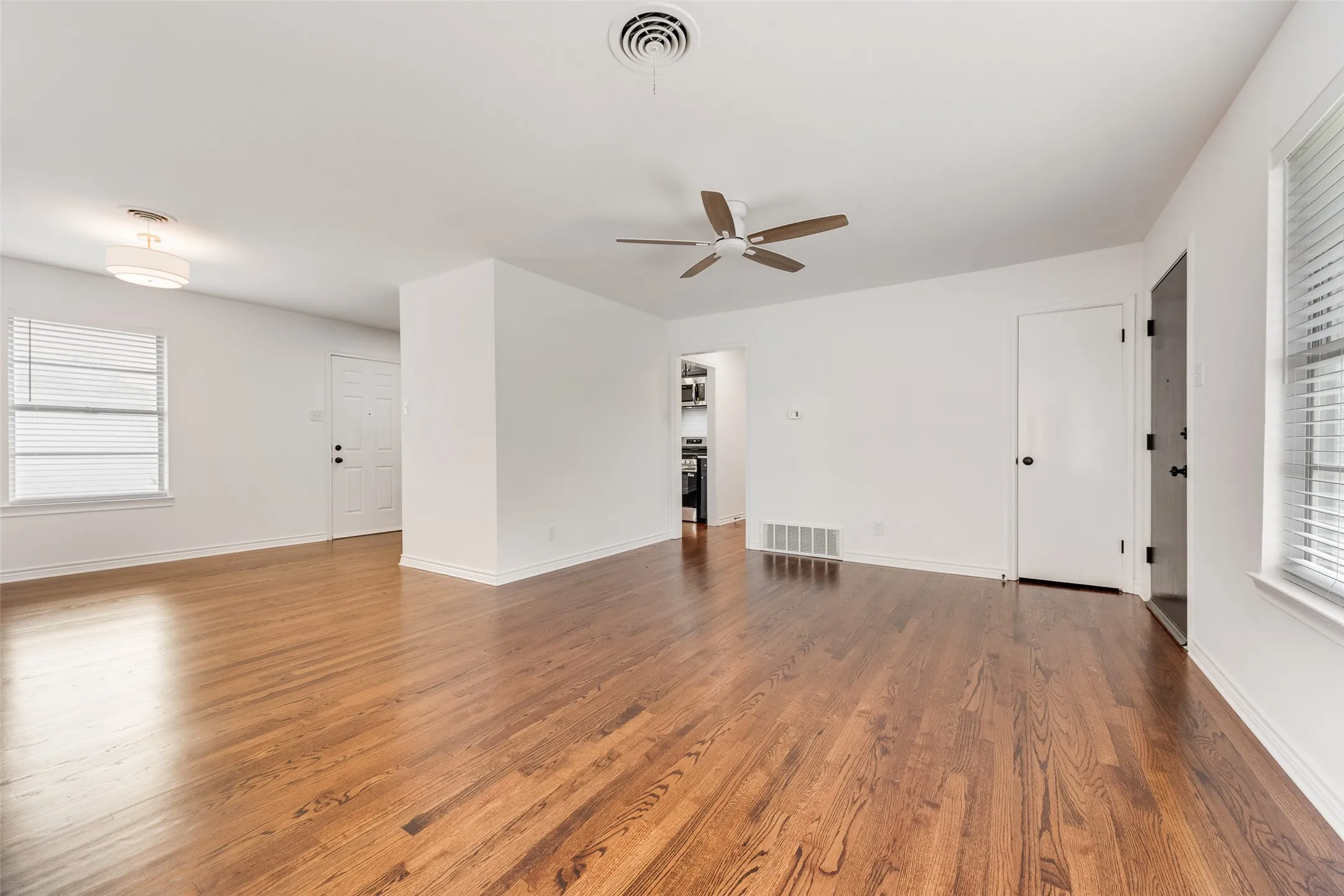 Single Family Residence For Sale in Dallas County , 2523 San Medina Avenue, Dallas, Texas 75228, 3 Bedroom, 2 Bathroom, 2 Garage spaces, 1,266 Sqft, built in 1955, mls#21298671, Real Estate Agent in Dallas, Homes For Sale in Dallas county, Homes For Sale in Dallas, Realtor in Dallas Texas, Real Estate Brokerage Independent Realty Texas, Luminita Cordes Realtor