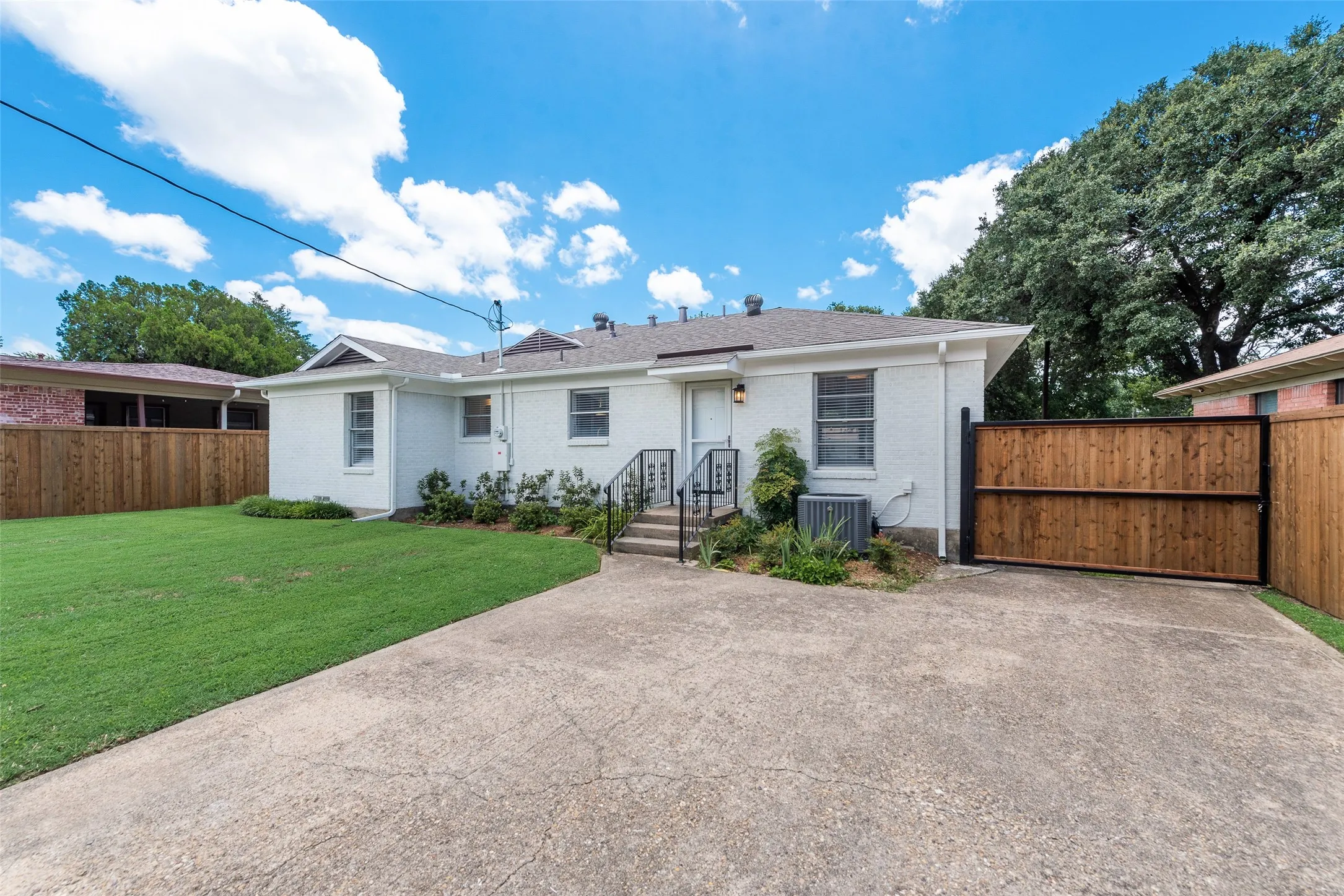 Single Family Residence For Sale in Dallas County , 2523 San Medina Avenue, Dallas, Texas 75228, 3 Bedroom, 2 Bathroom, 2 Garage spaces, 1,266 Sqft, built in 1955, mls#21298671, Real Estate Agent in Dallas, Homes For Sale in Dallas county, Homes For Sale in Dallas, Realtor in Dallas Texas, Real Estate Brokerage Independent Realty Texas, Luminita Cordes Realtor