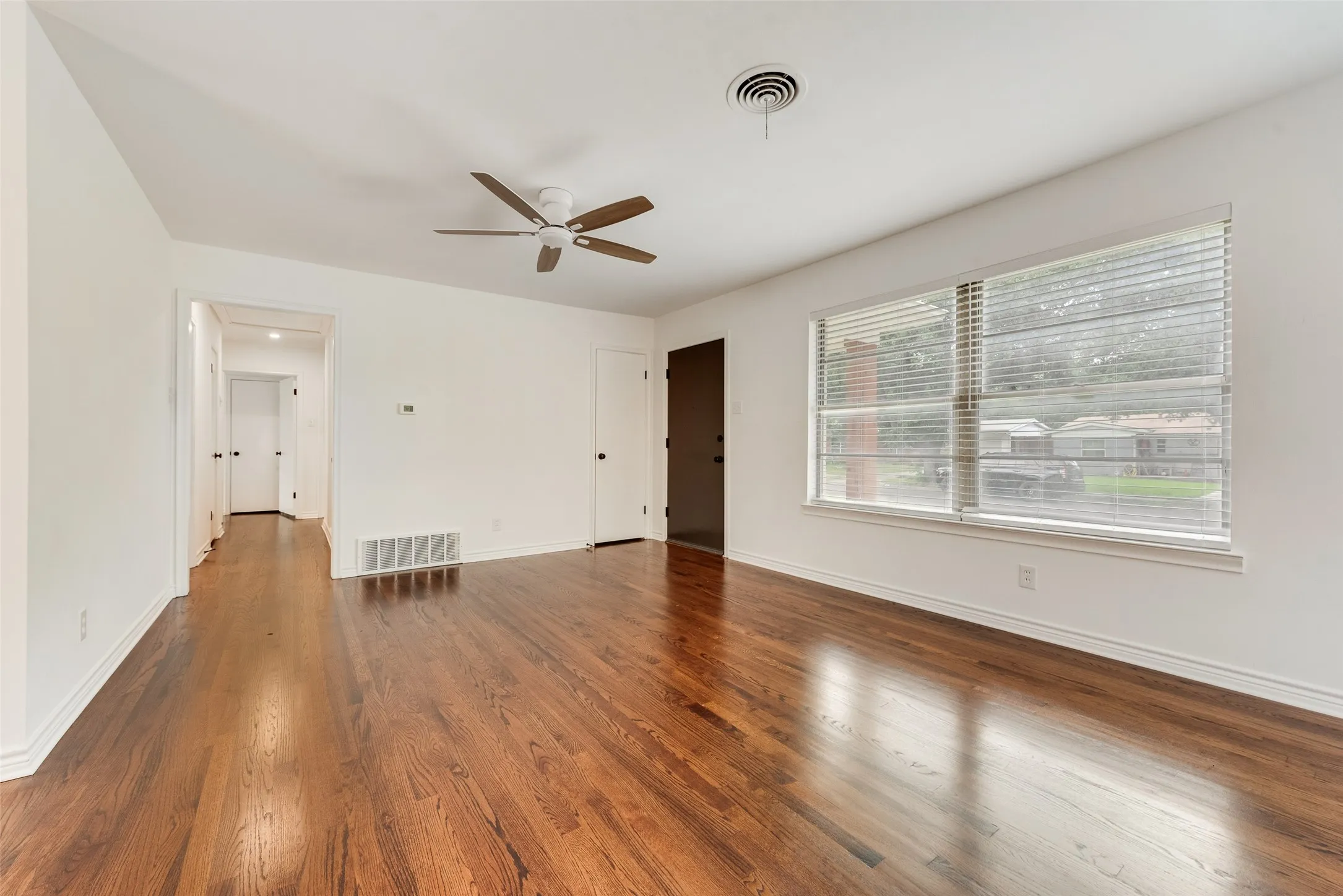 Single Family Residence For Sale in Dallas County , 2523 San Medina Avenue, Dallas, Texas 75228, 3 Bedroom, 2 Bathroom, 2 Garage spaces, 1,266 Sqft, built in 1955, mls#21298671, Real Estate Agent in Dallas, Homes For Sale in Dallas county, Homes For Sale in Dallas, Realtor in Dallas Texas, Real Estate Brokerage Independent Realty Texas, Luminita Cordes Realtor
