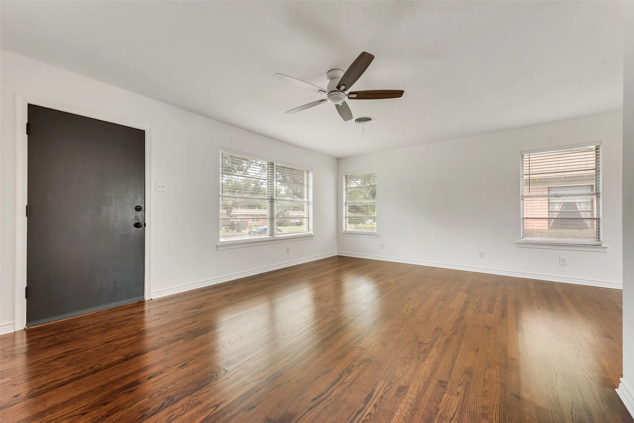 Single Family Residence For Sale in Dallas County , 2523 San Medina Avenue, Dallas, Texas 75228, 3 Bedroom, 2 Bathroom, 2 Garage spaces, 1,266 Sqft, built in 1955, mls#21298671, Real Estate Agent in Dallas, Homes For Sale in Dallas county, Homes For Sale in Dallas, Realtor in Dallas Texas, Real Estate Brokerage Independent Realty Texas, Luminita Cordes Realtor