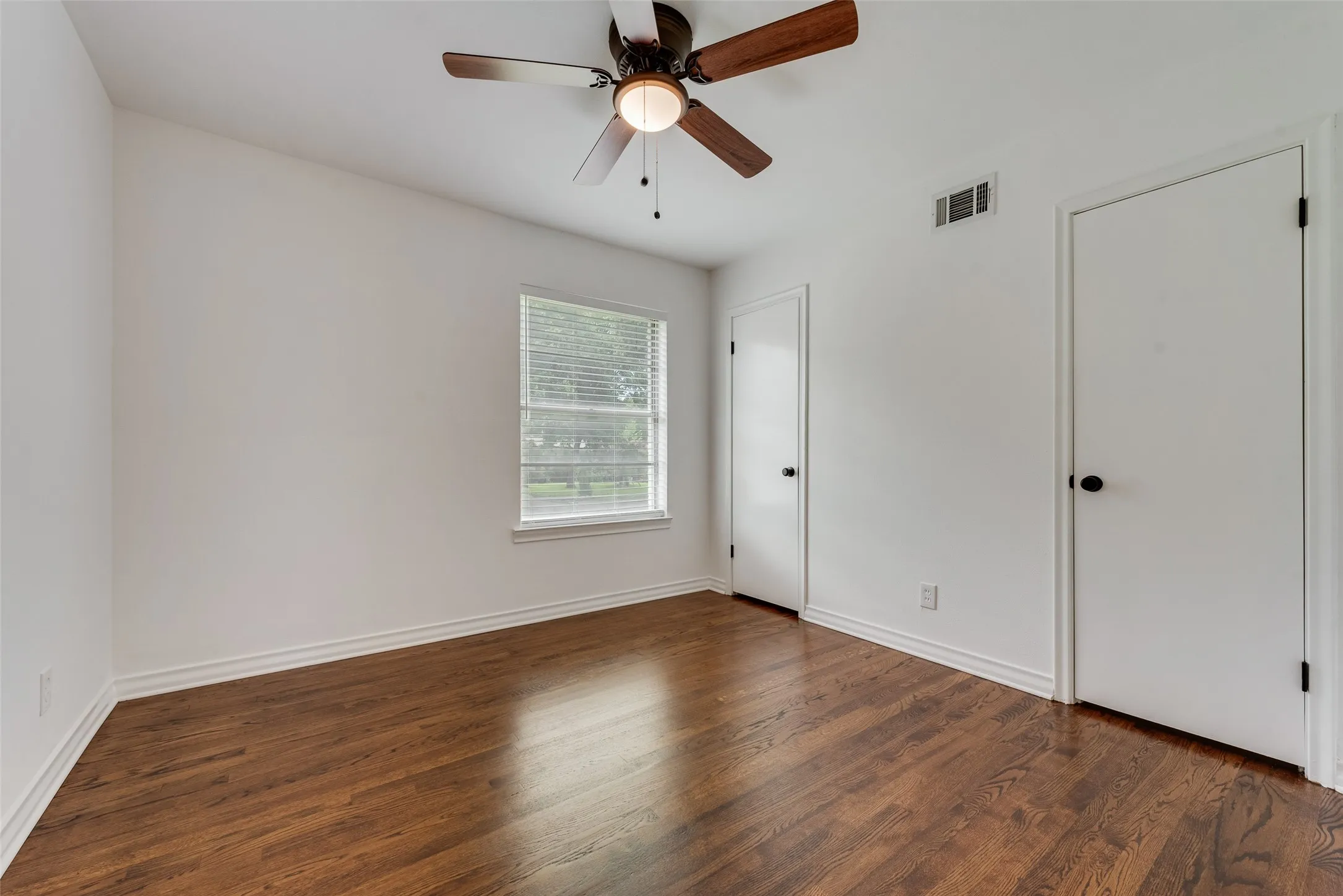 Single Family Residence For Sale in Dallas County , 2523 San Medina Avenue, Dallas, Texas 75228, 3 Bedroom, 2 Bathroom, 2 Garage spaces, 1,266 Sqft, built in 1955, mls#21298671, Real Estate Agent in Dallas, Homes For Sale in Dallas county, Homes For Sale in Dallas, Realtor in Dallas Texas, Real Estate Brokerage Independent Realty Texas, Luminita Cordes Realtor