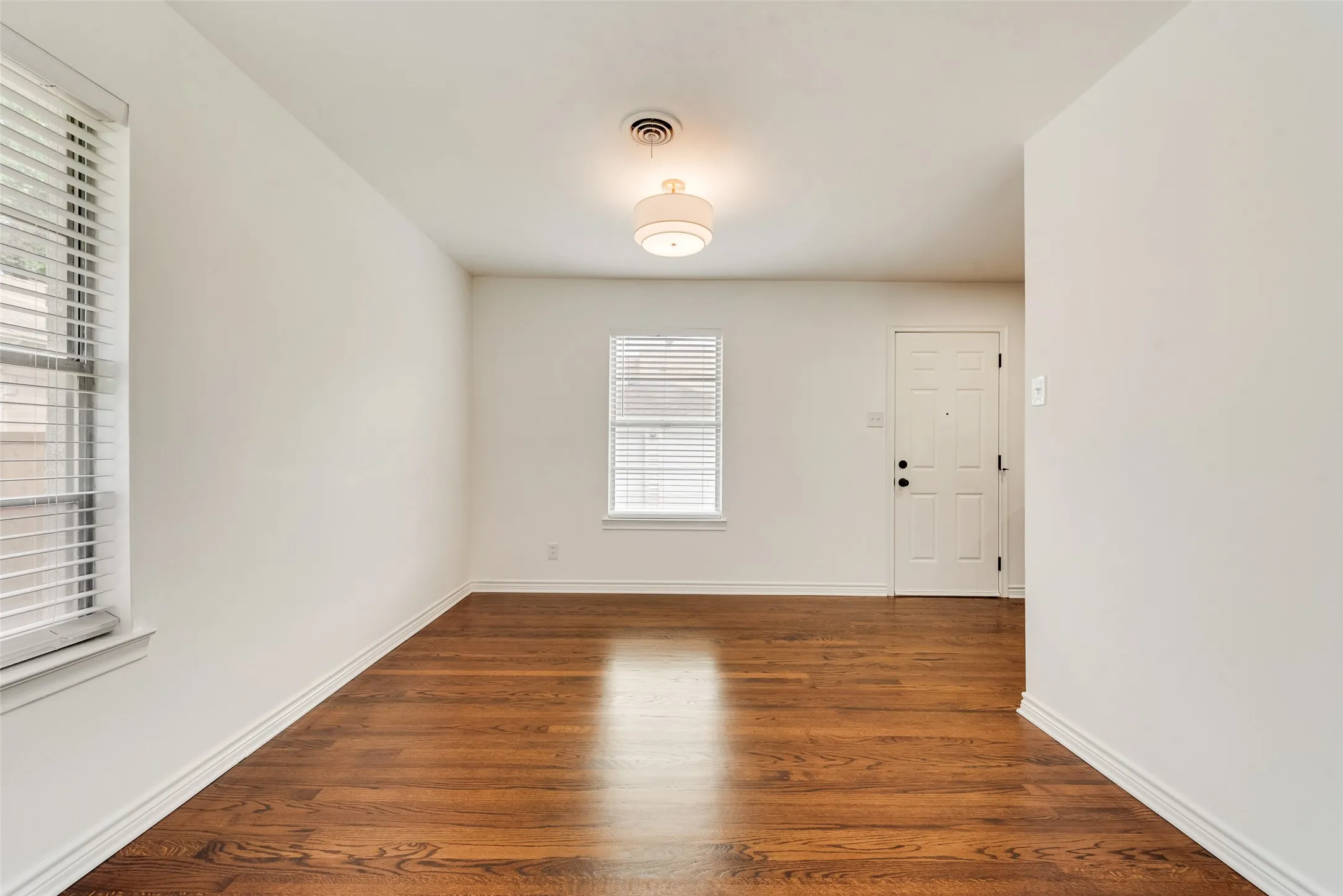 Single Family Residence For Sale in Dallas County , 2523 San Medina Avenue, Dallas, Texas 75228, 3 Bedroom, 2 Bathroom, 2 Garage spaces, 1,266 Sqft, built in 1955, mls#21298671, Real Estate Agent in Dallas, Homes For Sale in Dallas county, Homes For Sale in Dallas, Realtor in Dallas Texas, Real Estate Brokerage Independent Realty Texas, Luminita Cordes Realtor