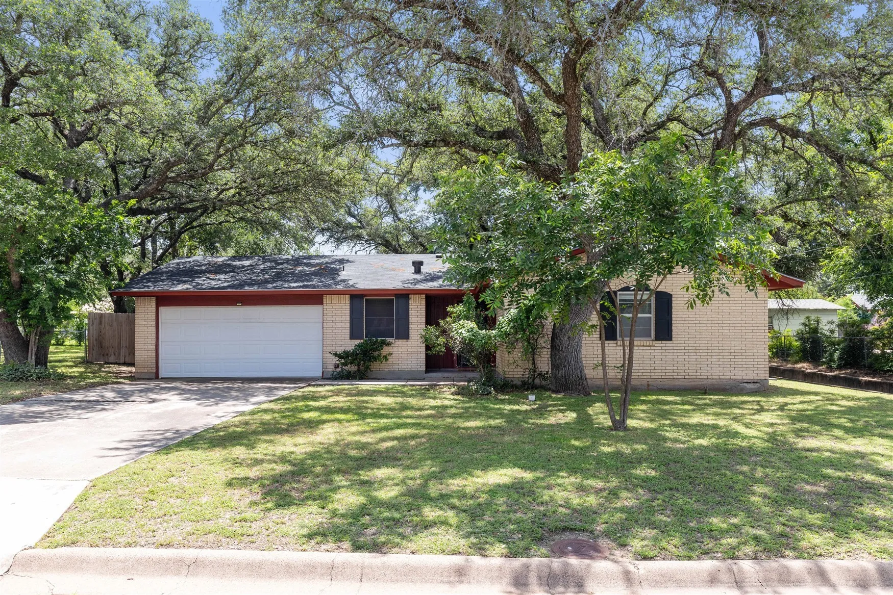 Single Family Residence For Sale in Brown County , 1604 Oakland Terrace, Brownwood, Texas 76801, 3 Bedroom, 2 Bathroom, 2 Garage spaces, 1,132 Sqft, built in 1969, Price $207,500, mls#21299007, Real Estate Agent in Brownwood, Homes For Sale in Brown county, Homes For Sale in Brownwood, Realtor in Brownwood Texas, Real Estate Brokerage Independent Realty Texas, Luminita Cordes Realtor