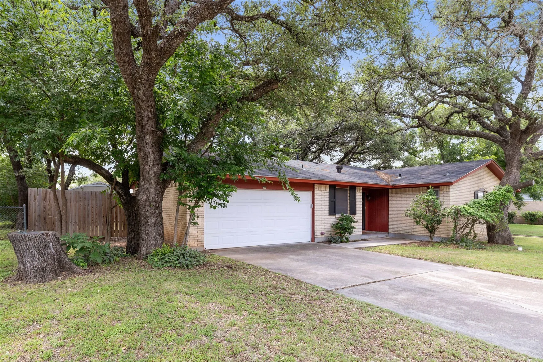 Single Family Residence For Sale in Brown County , 1604 Oakland Terrace, Brownwood, Texas 76801, 3 Bedroom, 2 Bathroom, 2 Garage spaces, 1,132 Sqft, built in 1969, Price $207,500, mls#21299007, Real Estate Agent in Brownwood, Homes For Sale in Brown county, Homes For Sale in Brownwood, Realtor in Brownwood Texas, Real Estate Brokerage Independent Realty Texas, Luminita Cordes Realtor