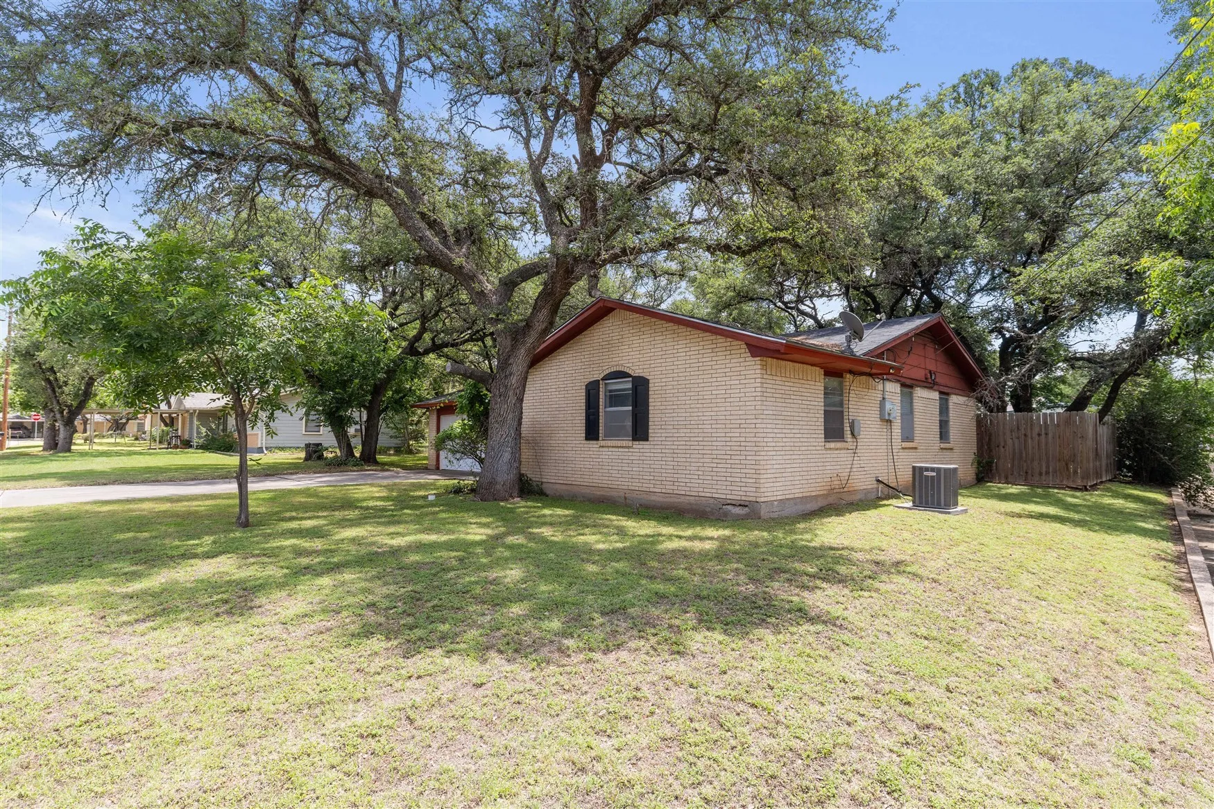 Single Family Residence For Sale in Brown County , 1604 Oakland Terrace, Brownwood, Texas 76801, 3 Bedroom, 2 Bathroom, 2 Garage spaces, 1,132 Sqft, built in 1969, Price $207,500, mls#21299007, Real Estate Agent in Brownwood, Homes For Sale in Brown county, Homes For Sale in Brownwood, Realtor in Brownwood Texas, Real Estate Brokerage Independent Realty Texas, Luminita Cordes Realtor