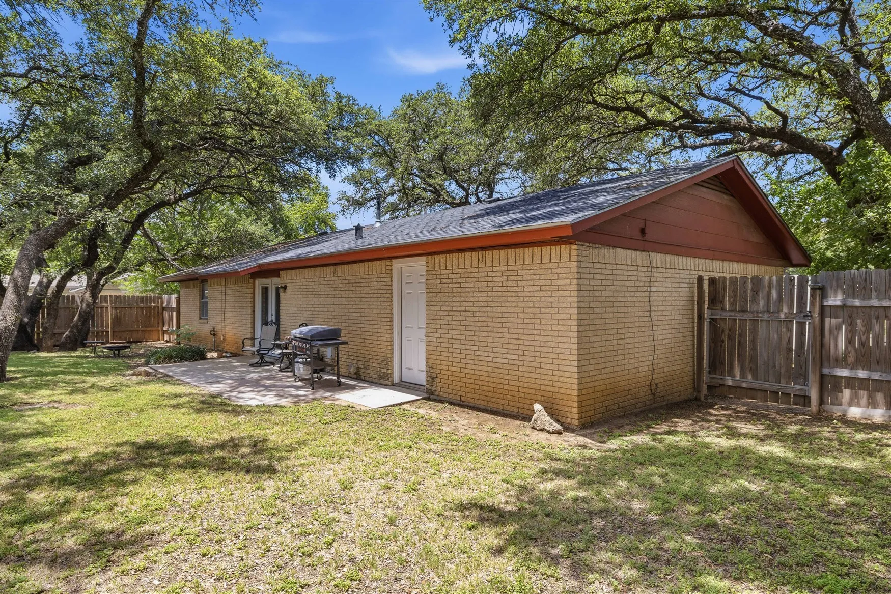 Single Family Residence For Sale in Brown County , 1604 Oakland Terrace, Brownwood, Texas 76801, 3 Bedroom, 2 Bathroom, 2 Garage spaces, 1,132 Sqft, built in 1969, Price $207,500, mls#21299007, Real Estate Agent in Brownwood, Homes For Sale in Brown county, Homes For Sale in Brownwood, Realtor in Brownwood Texas, Real Estate Brokerage Independent Realty Texas, Luminita Cordes Realtor