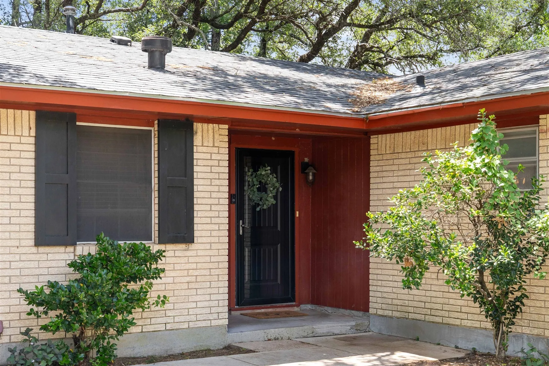 Single Family Residence For Sale in Brown County , 1604 Oakland Terrace, Brownwood, Texas 76801, 3 Bedroom, 2 Bathroom, 2 Garage spaces, 1,132 Sqft, built in 1969, Price $207,500, mls#21299007, Real Estate Agent in Brownwood, Homes For Sale in Brown county, Homes For Sale in Brownwood, Realtor in Brownwood Texas, Real Estate Brokerage Independent Realty Texas, Luminita Cordes Realtor