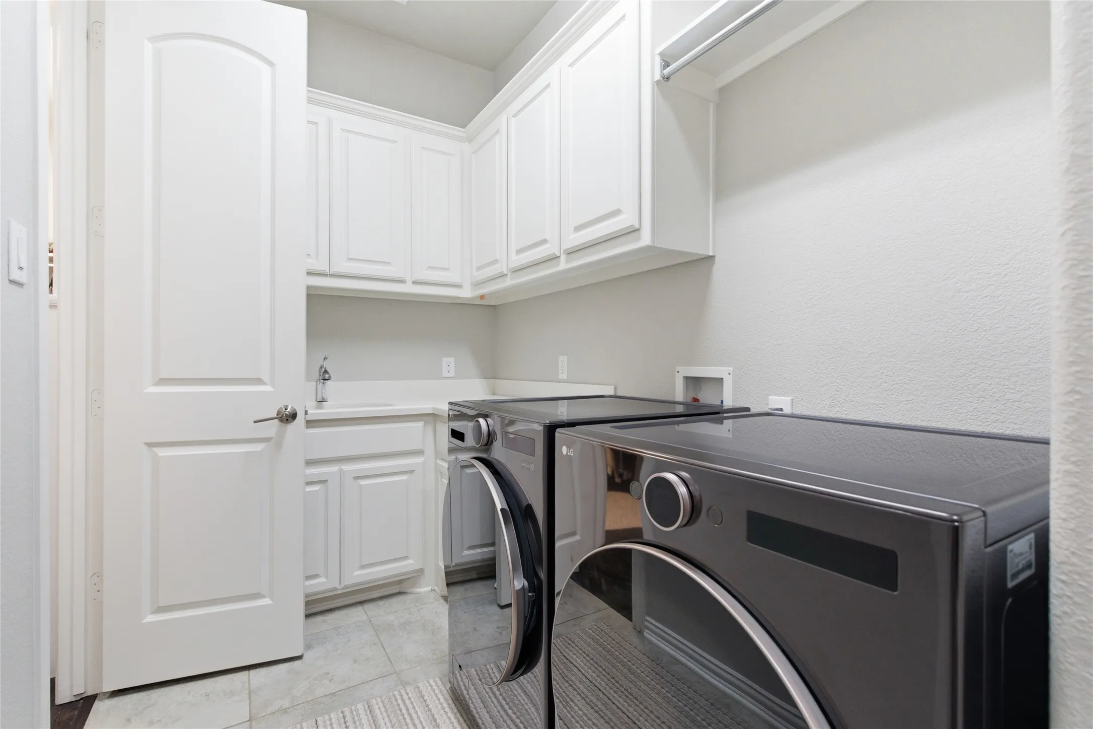 Single Family Residence For Sale in Dallas County , 645 Clearwater Drive, Irving, Texas 75039, 4 Bedroom, 6 Bathroom, 2 Garage spaces, 3,688 Sqft, built in 2015, mls#21296580, Real Estate Agent in Irving, Homes For Sale in Dallas county, Homes For Sale in Irving, Realtor in Irving Texas, Real Estate Brokerage Independent Realty Texas, Luminita Cordes Realtor