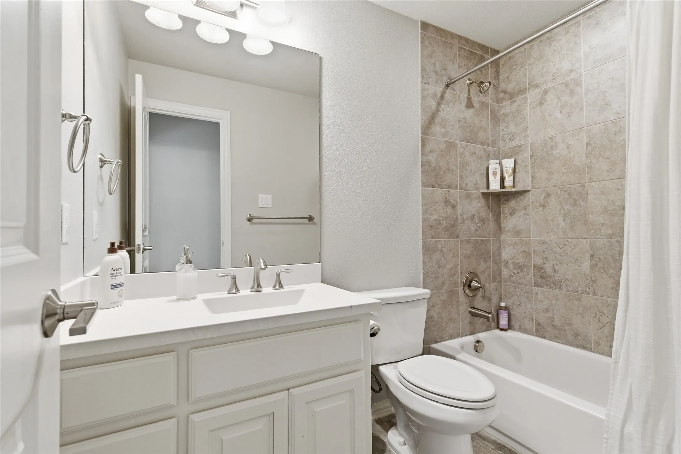 Single Family Residence For Sale in Dallas County , 645 Clearwater Drive, Irving, Texas 75039, 4 Bedroom, 6 Bathroom, 2 Garage spaces, 3,688 Sqft, built in 2015, mls#21296580, Real Estate Agent in Irving, Homes For Sale in Dallas county, Homes For Sale in Irving, Realtor in Irving Texas, Real Estate Brokerage Independent Realty Texas, Luminita Cordes Realtor