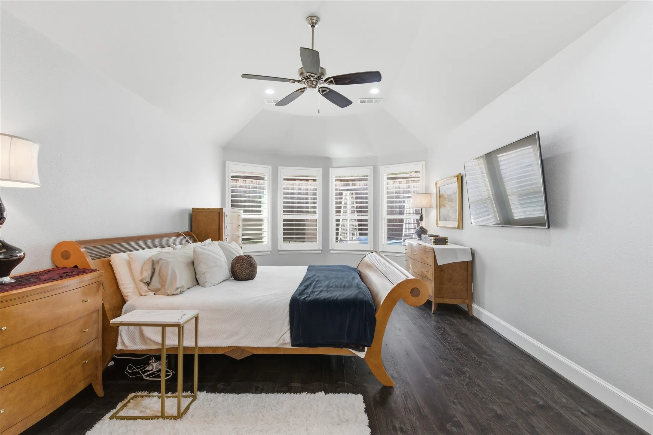 Single Family Residence For Sale in Dallas County , 645 Clearwater Drive, Irving, Texas 75039, 4 Bedroom, 6 Bathroom, 2 Garage spaces, 3,688 Sqft, built in 2015, mls#21296580, Real Estate Agent in Irving, Homes For Sale in Dallas county, Homes For Sale in Irving, Realtor in Irving Texas, Real Estate Brokerage Independent Realty Texas, Luminita Cordes Realtor