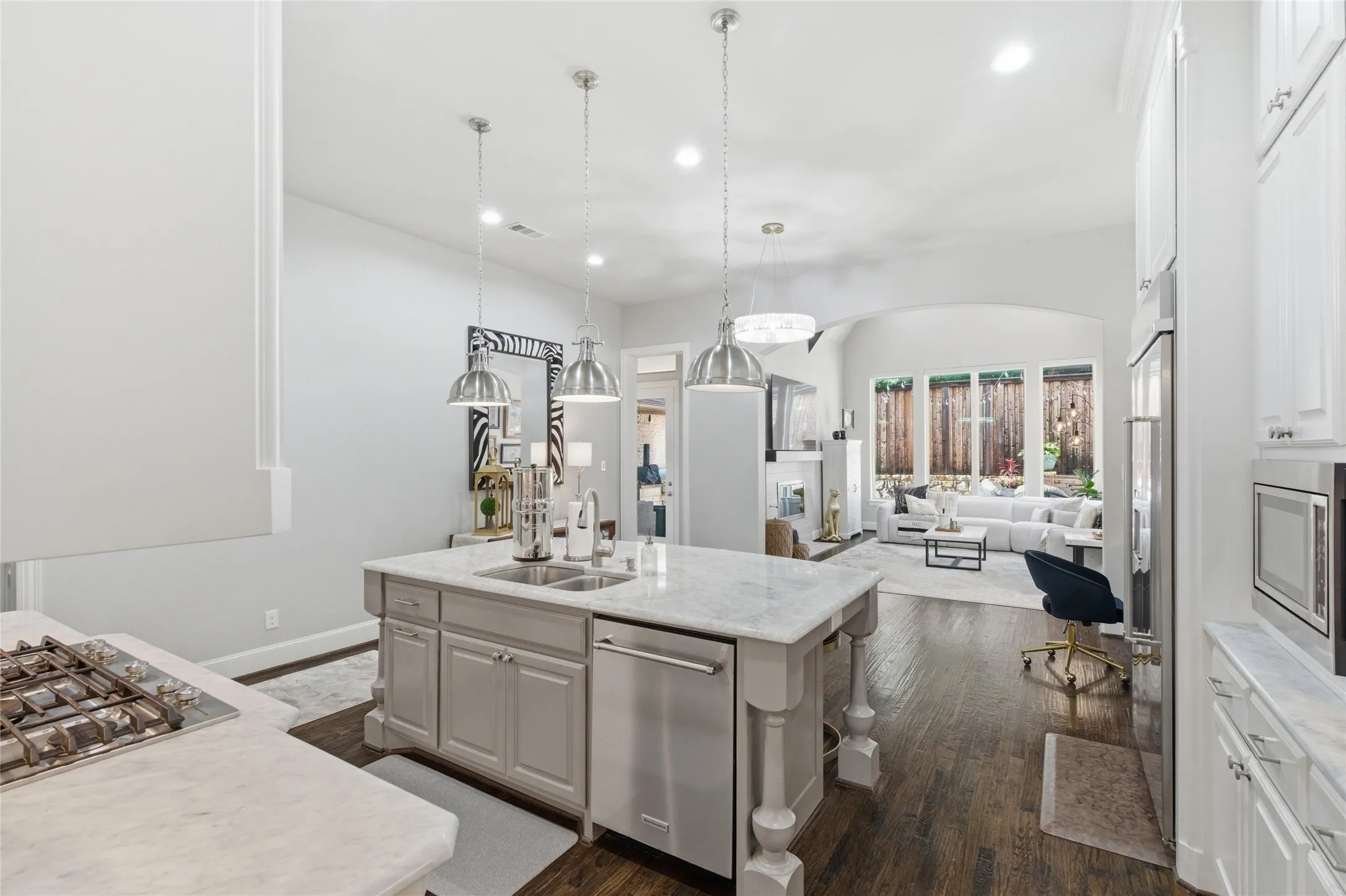 Single Family Residence For Sale in Dallas County , 645 Clearwater Drive, Irving, Texas 75039, 4 Bedroom, 6 Bathroom, 2 Garage spaces, 3,688 Sqft, built in 2015, mls#21296580, Real Estate Agent in Irving, Homes For Sale in Dallas county, Homes For Sale in Irving, Realtor in Irving Texas, Real Estate Brokerage Independent Realty Texas, Luminita Cordes Realtor