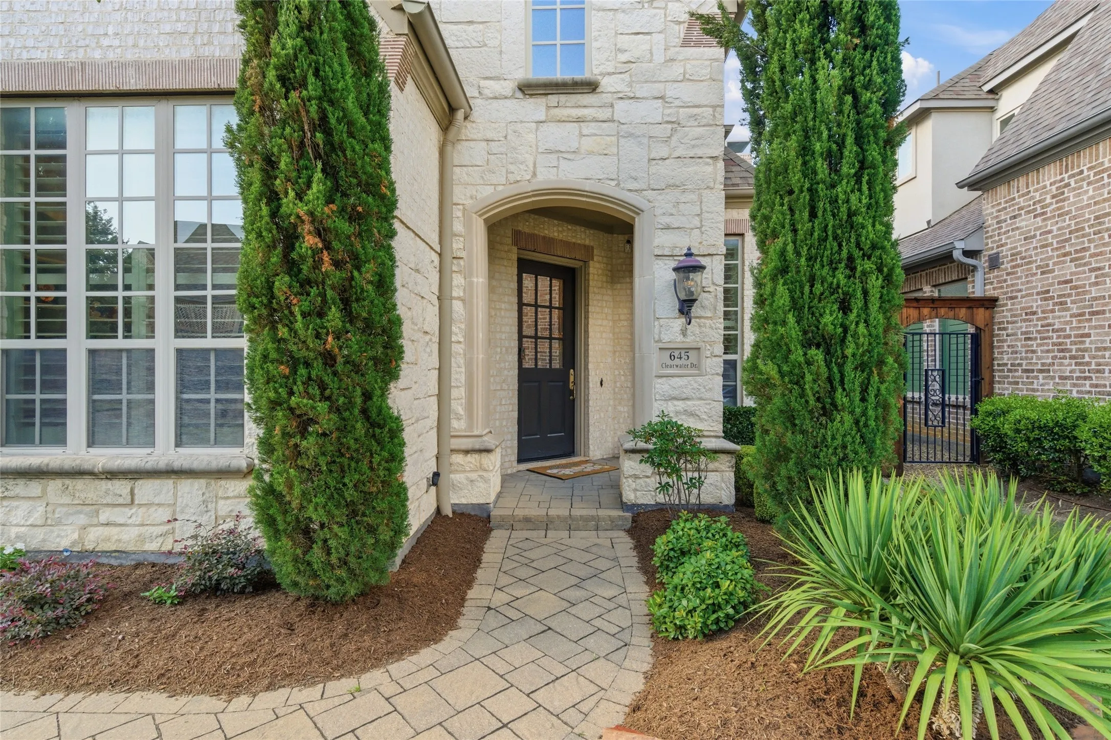 Single Family Residence For Sale in Dallas County , 645 Clearwater Drive, Irving, Texas 75039, 4 Bedroom, 6 Bathroom, 2 Garage spaces, 3,688 Sqft, built in 2015, mls#21296580, Real Estate Agent in Irving, Homes For Sale in Dallas county, Homes For Sale in Irving, Realtor in Irving Texas, Real Estate Brokerage Independent Realty Texas, Luminita Cordes Realtor