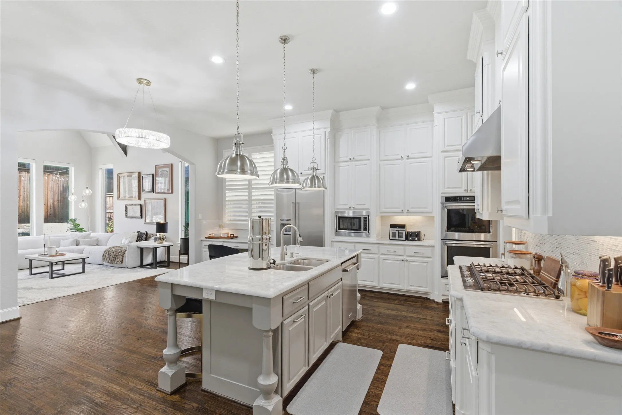 Single Family Residence For Sale in Dallas County , 645 Clearwater Drive, Irving, Texas 75039, 4 Bedroom, 6 Bathroom, 2 Garage spaces, 3,688 Sqft, built in 2015, mls#21296580, Real Estate Agent in Irving, Homes For Sale in Dallas county, Homes For Sale in Irving, Realtor in Irving Texas, Real Estate Brokerage Independent Realty Texas, Luminita Cordes Realtor