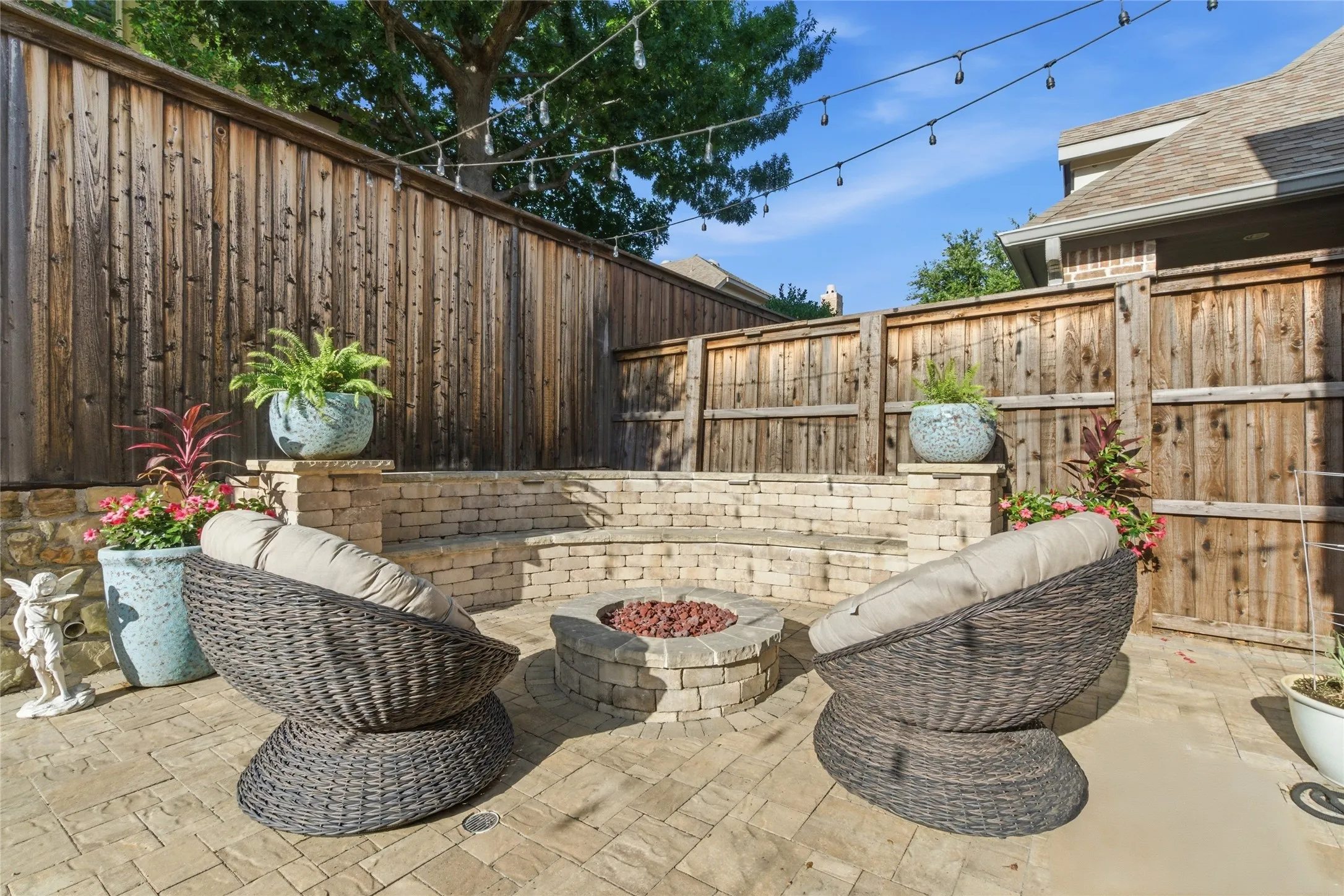 Single Family Residence For Sale in Dallas County , 645 Clearwater Drive, Irving, Texas 75039, 4 Bedroom, 6 Bathroom, 2 Garage spaces, 3,688 Sqft, built in 2015, mls#21296580, Real Estate Agent in Irving, Homes For Sale in Dallas county, Homes For Sale in Irving, Realtor in Irving Texas, Real Estate Brokerage Independent Realty Texas, Luminita Cordes Realtor
