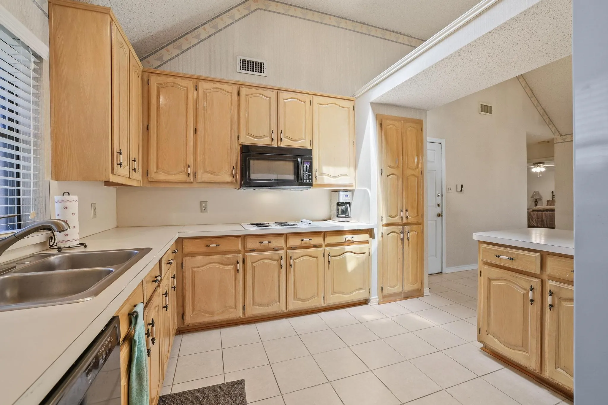 Single Family Residence For Sale in Denton County , 4201 Spurwood Drive, Carrollton, Texas 75010, 3 Bedroom, 3 Bathroom, 2 Garage spaces, 2,283 Sqft, built in 1986, mls#21296663, Real Estate Agent in Carrollton, Homes For Sale in Denton county, Homes For Sale in Carrollton, Realtor in Carrollton Texas, Real Estate Brokerage Independent Realty Texas, Luminita Cordes Realtor