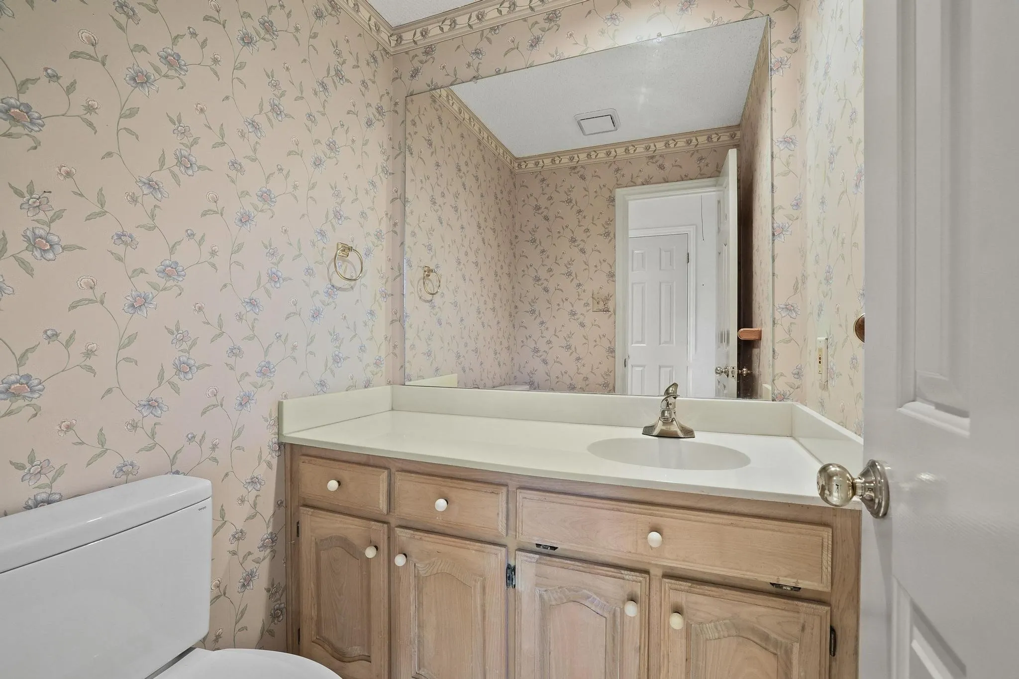 Single Family Residence For Sale in Denton County , 4201 Spurwood Drive, Carrollton, Texas 75010, 3 Bedroom, 3 Bathroom, 2 Garage spaces, 2,283 Sqft, built in 1986, mls#21296663, Real Estate Agent in Carrollton, Homes For Sale in Denton county, Homes For Sale in Carrollton, Realtor in Carrollton Texas, Real Estate Brokerage Independent Realty Texas, Luminita Cordes Realtor
