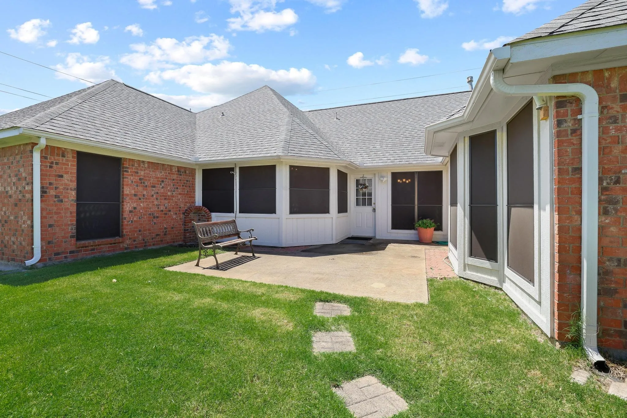 Single Family Residence For Sale in Denton County , 4201 Spurwood Drive, Carrollton, Texas 75010, 3 Bedroom, 3 Bathroom, 2 Garage spaces, 2,283 Sqft, built in 1986, mls#21296663, Real Estate Agent in Carrollton, Homes For Sale in Denton county, Homes For Sale in Carrollton, Realtor in Carrollton Texas, Real Estate Brokerage Independent Realty Texas, Luminita Cordes Realtor