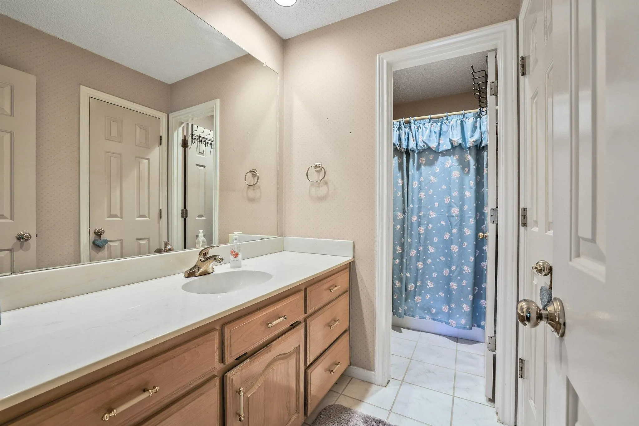 Single Family Residence For Sale in Denton County , 4201 Spurwood Drive, Carrollton, Texas 75010, 3 Bedroom, 3 Bathroom, 2 Garage spaces, 2,283 Sqft, built in 1986, mls#21296663, Real Estate Agent in Carrollton, Homes For Sale in Denton county, Homes For Sale in Carrollton, Realtor in Carrollton Texas, Real Estate Brokerage Independent Realty Texas, Luminita Cordes Realtor