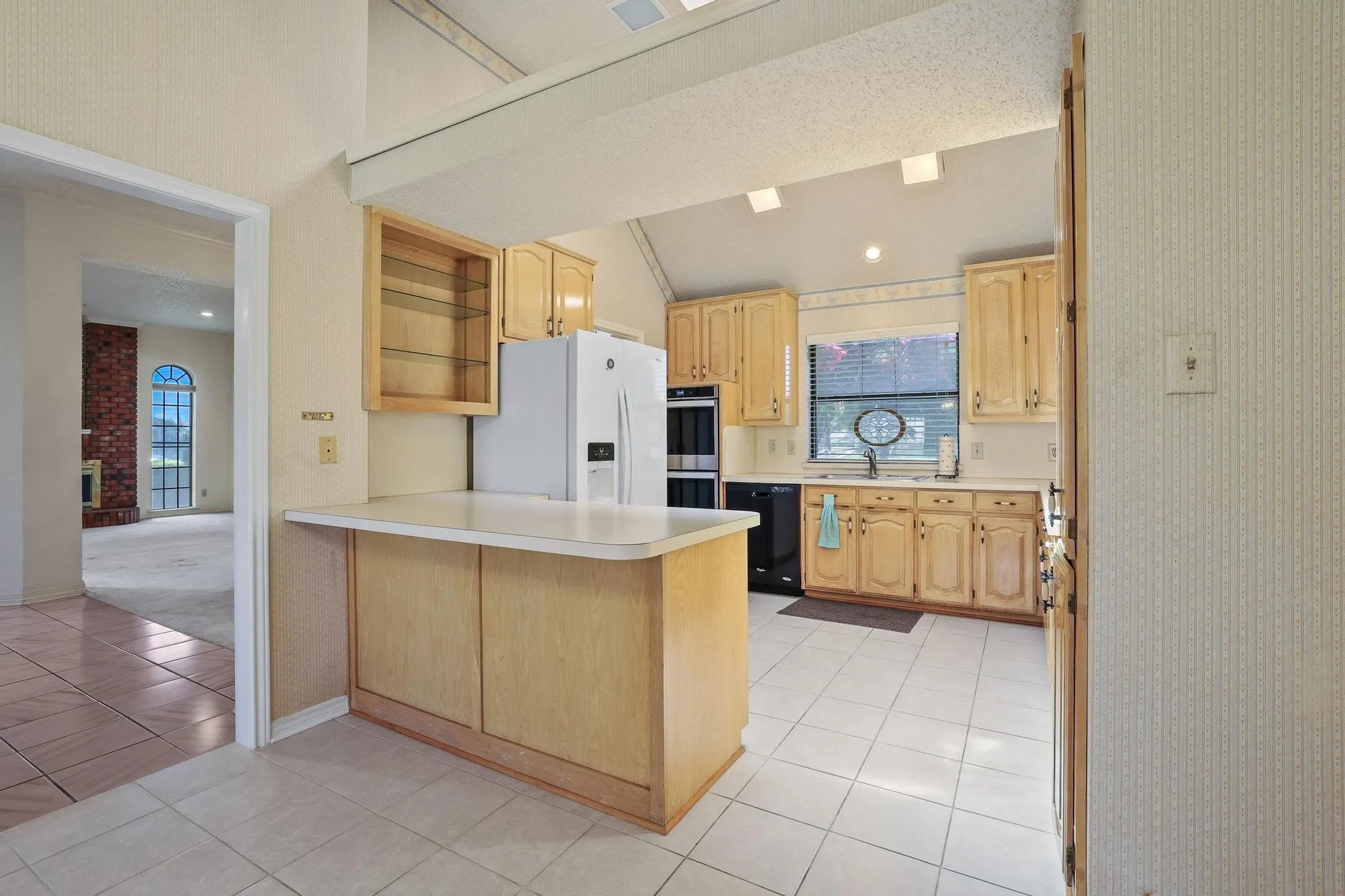 Single Family Residence For Sale in Denton County , 4201 Spurwood Drive, Carrollton, Texas 75010, 3 Bedroom, 3 Bathroom, 2 Garage spaces, 2,283 Sqft, built in 1986, mls#21296663, Real Estate Agent in Carrollton, Homes For Sale in Denton county, Homes For Sale in Carrollton, Realtor in Carrollton Texas, Real Estate Brokerage Independent Realty Texas, Luminita Cordes Realtor