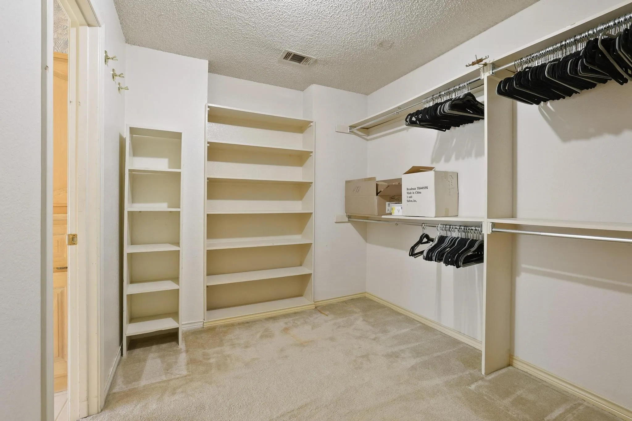 Single Family Residence For Sale in Denton County , 4201 Spurwood Drive, Carrollton, Texas 75010, 3 Bedroom, 3 Bathroom, 2 Garage spaces, 2,283 Sqft, built in 1986, mls#21296663, Real Estate Agent in Carrollton, Homes For Sale in Denton county, Homes For Sale in Carrollton, Realtor in Carrollton Texas, Real Estate Brokerage Independent Realty Texas, Luminita Cordes Realtor