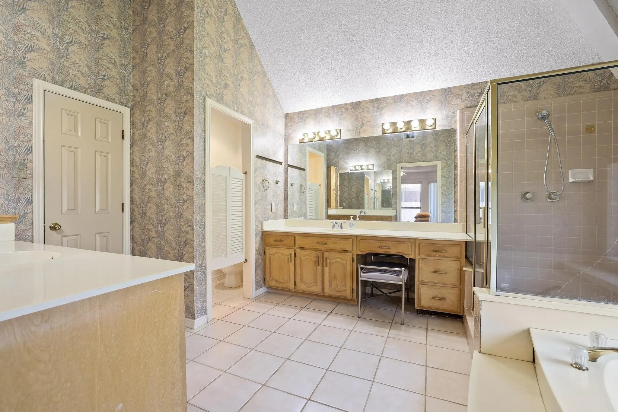 Single Family Residence For Sale in Denton County , 4201 Spurwood Drive, Carrollton, Texas 75010, 3 Bedroom, 3 Bathroom, 2 Garage spaces, 2,283 Sqft, built in 1986, mls#21296663, Real Estate Agent in Carrollton, Homes For Sale in Denton county, Homes For Sale in Carrollton, Realtor in Carrollton Texas, Real Estate Brokerage Independent Realty Texas, Luminita Cordes Realtor
