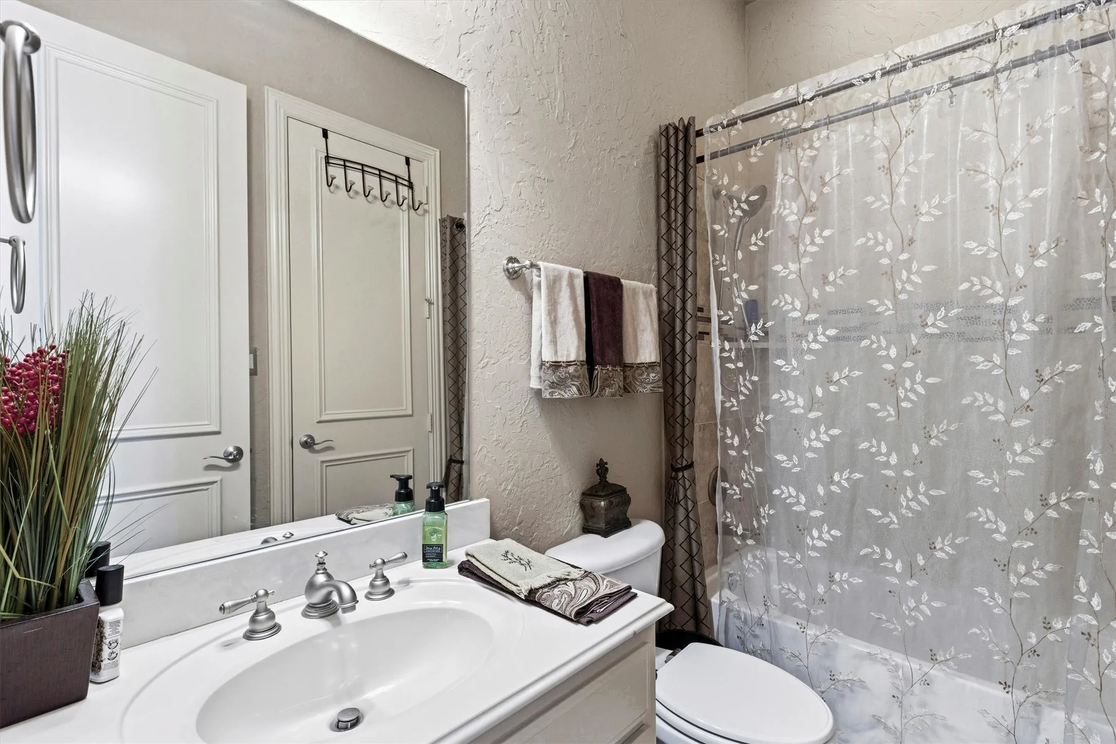 Single Family Residence For Sale in Collin County , 2104 Camden, Mc Kinney, Texas 75070, 4 Bedroom, 3 Bathroom, 3 Garage spaces, 3,776 Sqft, built in 2004, mls#21297526, Real Estate Agent in Mc Kinney, Homes For Sale in Collin county, Homes For Sale in Mc Kinney, Realtor in Mc Kinney Texas, Real Estate Brokerage Independent Realty Texas, Luminita Cordes Realtor