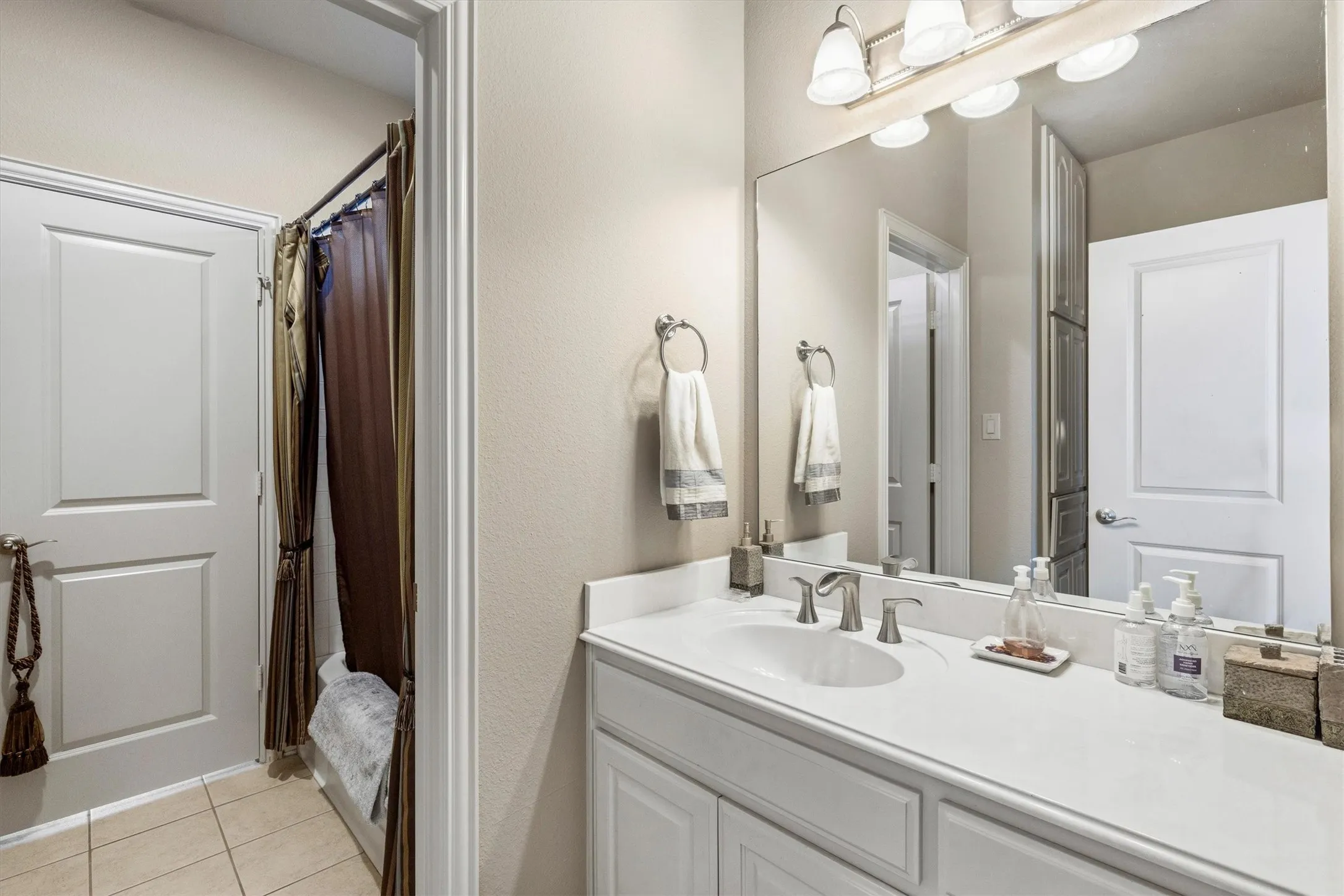 Single Family Residence For Sale in Collin County , 2104 Camden, Mc Kinney, Texas 75070, 4 Bedroom, 3 Bathroom, 3 Garage spaces, 3,776 Sqft, built in 2004, mls#21297526, Real Estate Agent in Mc Kinney, Homes For Sale in Collin county, Homes For Sale in Mc Kinney, Realtor in Mc Kinney Texas, Real Estate Brokerage Independent Realty Texas, Luminita Cordes Realtor