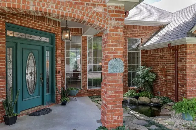 Small water feature to the right of column