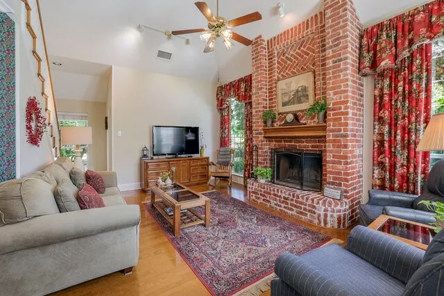 Single Family Residence For Sale in Dallas County , 917 Longmeadow Lane, De Soto, Texas 75115, 4 Bedroom, 4 Bathroom, 2 Garage spaces, 3,008 Sqft, built in 1994, mls#21296939, Real Estate Agent in De Soto, Homes For Sale in Dallas county, Homes For Sale in De Soto, Realtor in De Soto Texas, Real Estate Brokerage Independent Realty Texas, Luminita Cordes Realtor