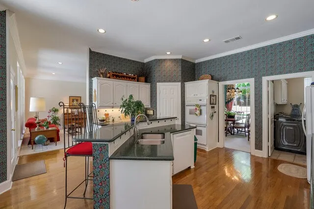 Large snack bar and to the back the serving sideboard