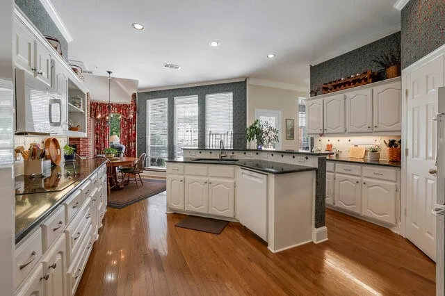 Single Family Residence For Sale in Dallas County , 917 Longmeadow Lane, De Soto, Texas 75115, 4 Bedroom, 4 Bathroom, 2 Garage spaces, 3,008 Sqft, built in 1994, mls#21296939, Real Estate Agent in De Soto, Homes For Sale in Dallas county, Homes For Sale in De Soto, Realtor in De Soto Texas, Real Estate Brokerage Independent Realty Texas, Luminita Cordes Realtor