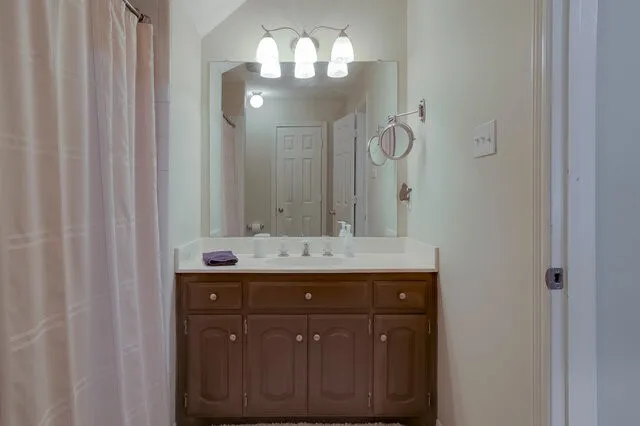 Upstairs ensuite bathroom